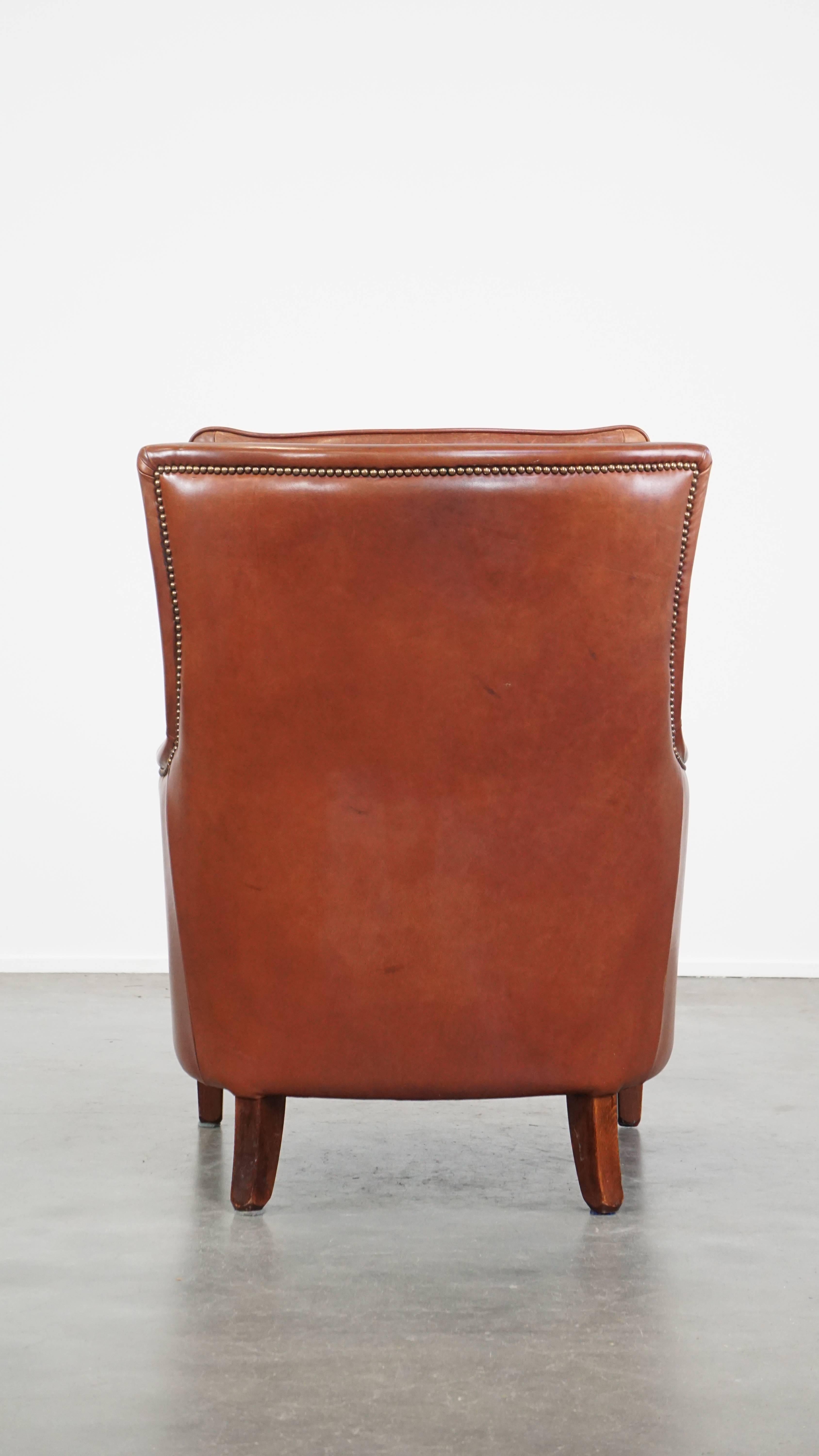 Fauteuil confortable en cuir de vache en bon état, fini avec des clous décoratifs État moyen - En vente à Harderwijk, NL