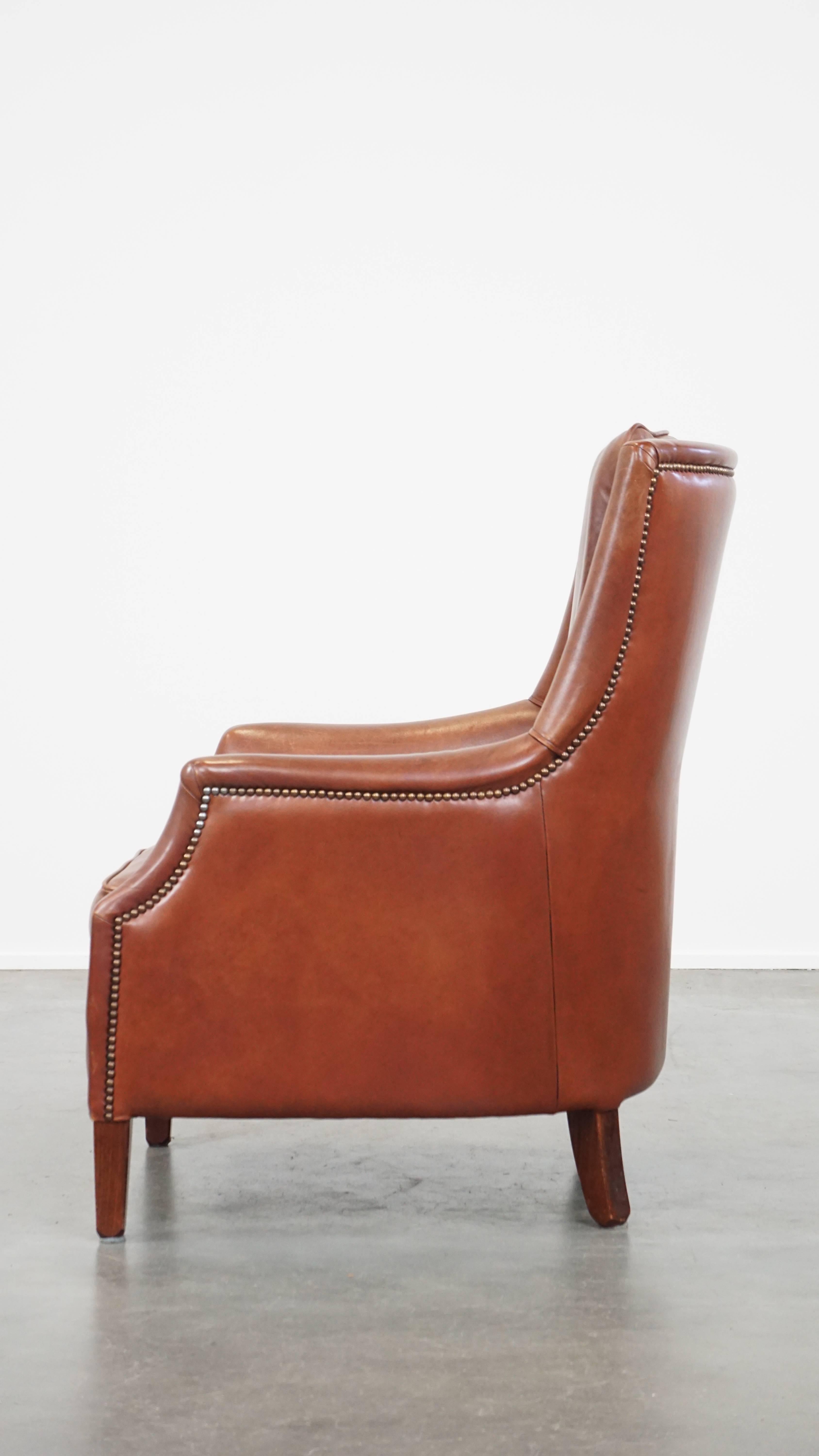 20ième siècle Fauteuil confortable en cuir de vache en bon état, fini avec des clous décoratifs en vente