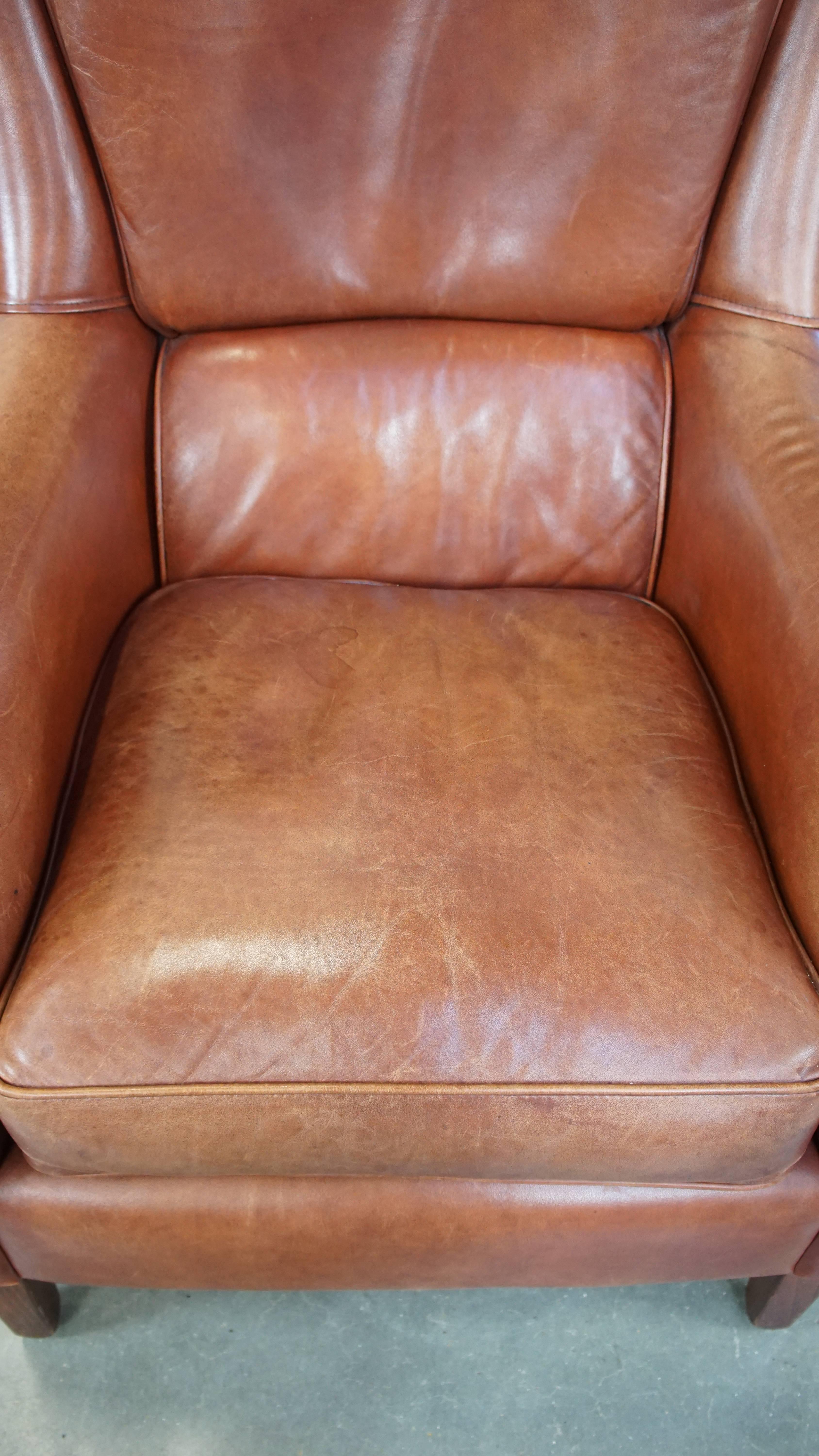 Cuir de vache Fauteuil confortable en cuir de vache en bon état, fini avec des clous décoratifs en vente