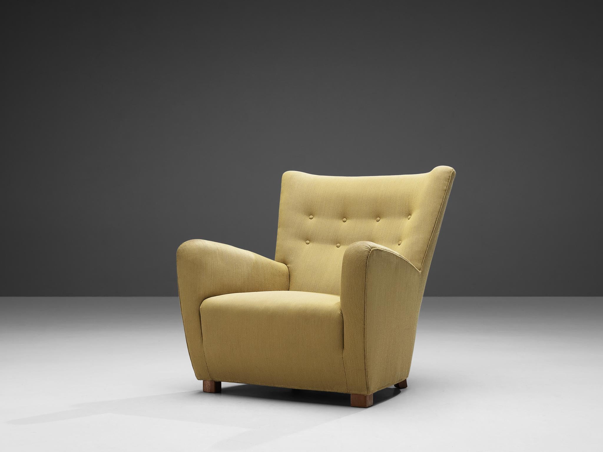 Sessel, Buche gebeizt, Stoff, Dänemark, 1950er Jahre

Dieser Sessel mit seinen weichen Kanten, den getufteten Knöpfen und den robusten Formen ist typisch für das Design der fünfziger Jahre. Die imposante, breite Rückenlehne sorgt für ein