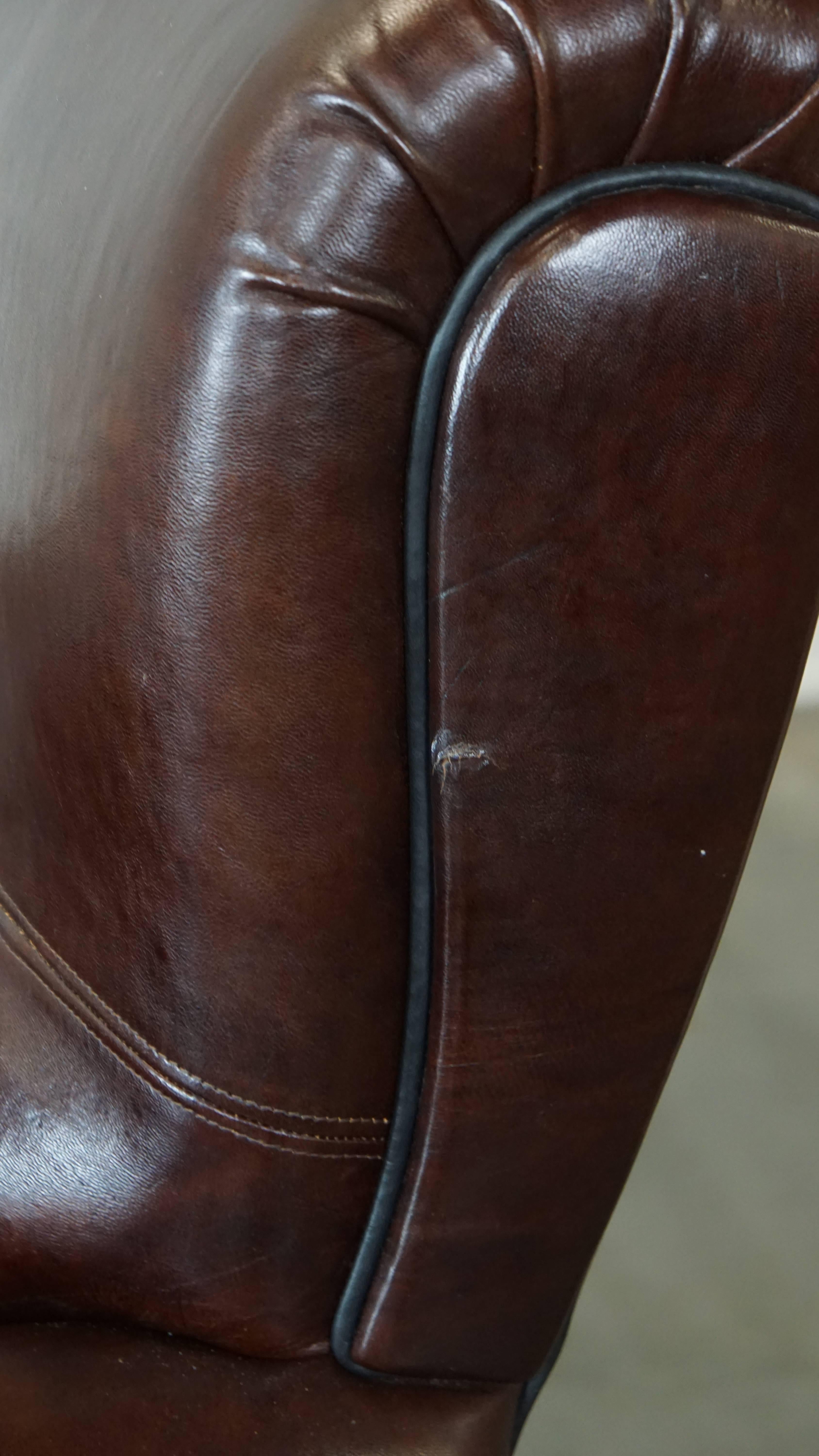Confortable fauteuil anglais ancien en peau de mouton foncé en très bon état. en vente 8