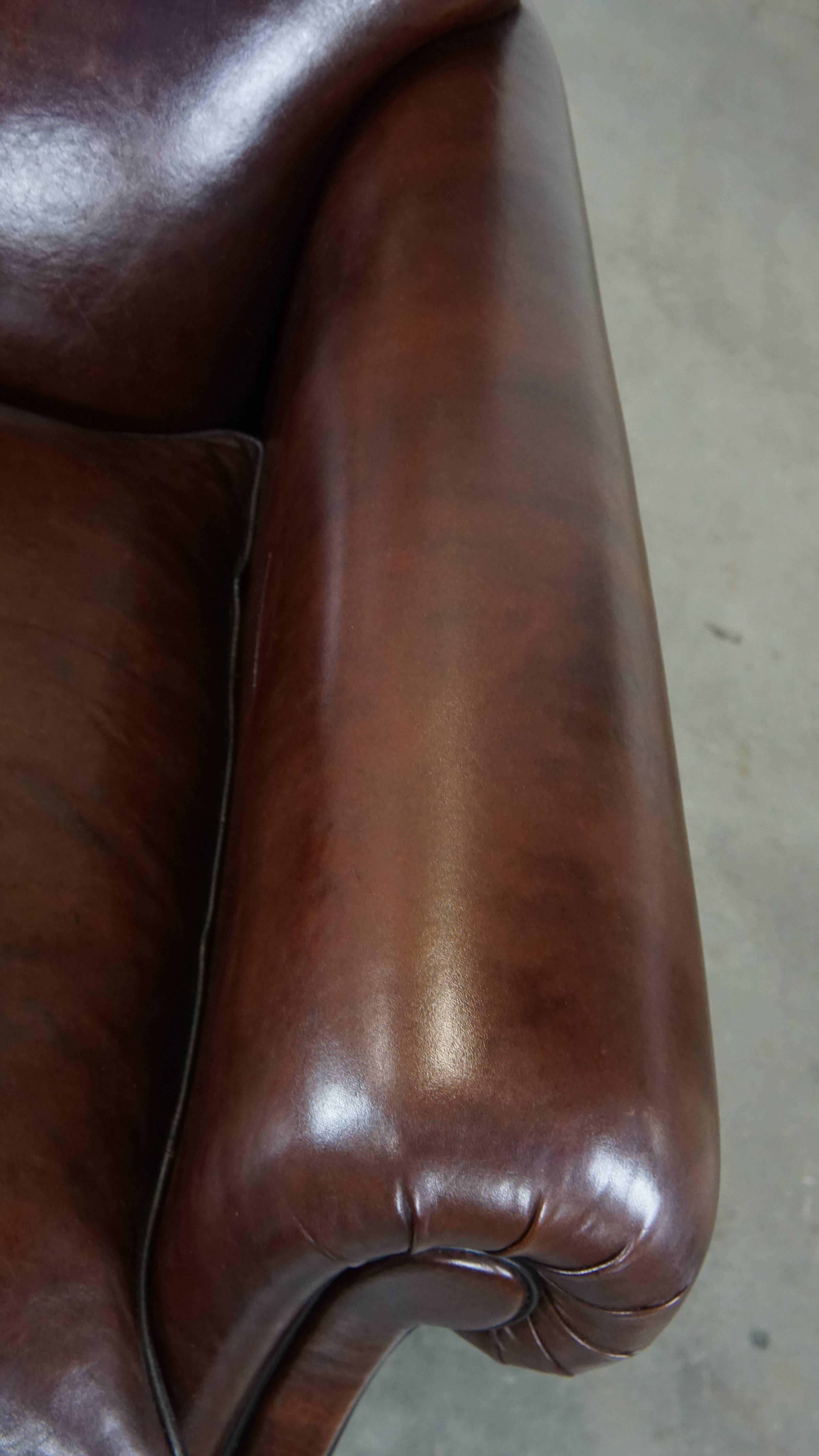 XXIe siècle et contemporain Confortable fauteuil anglais ancien en peau de mouton foncé en très bon état. en vente