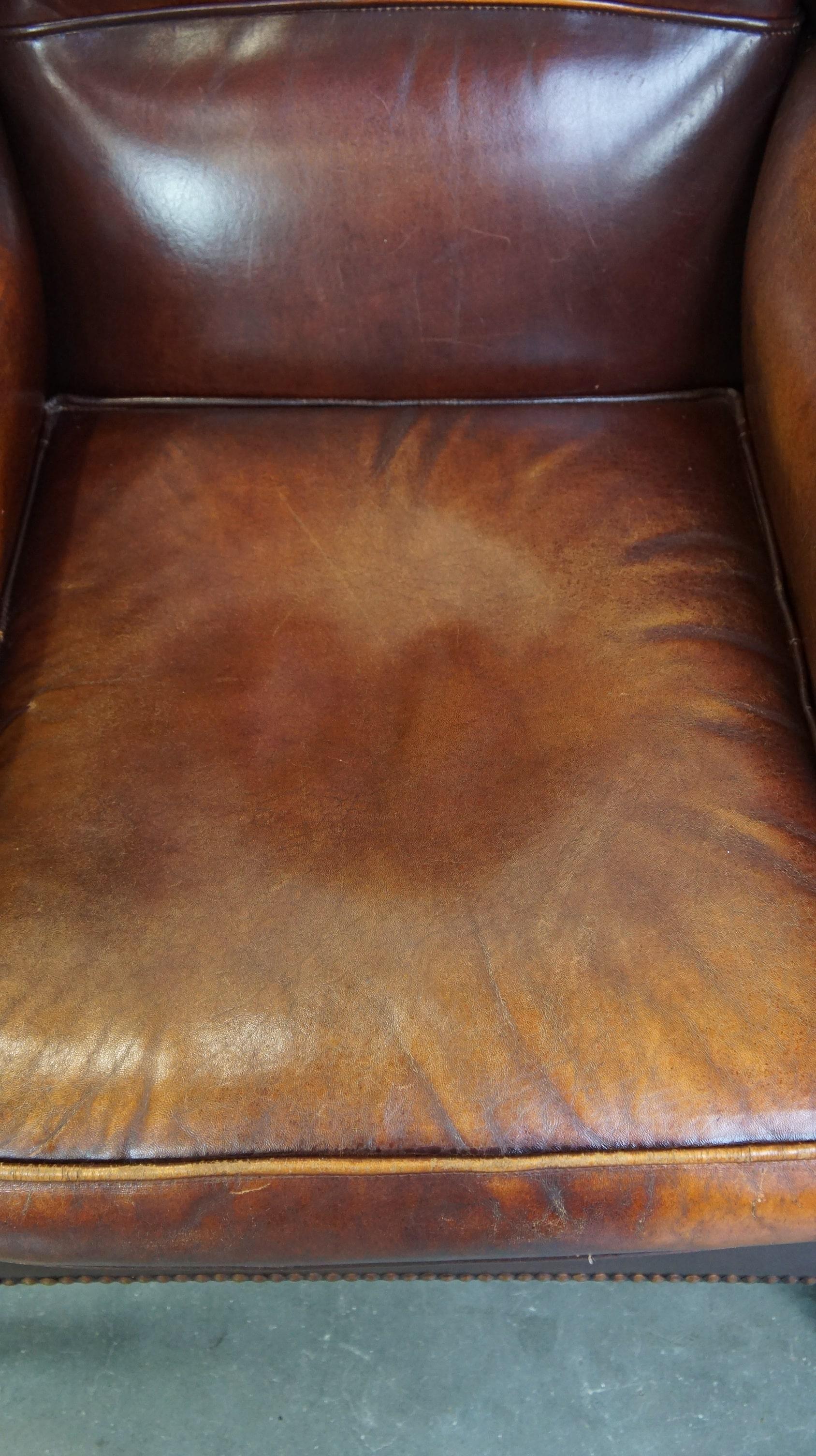 Bequemer, eleganter Ohrensessel aus Schafsleder in einer schönen warmen Farbe (21. Jahrhundert und zeitgenössisch) im Angebot