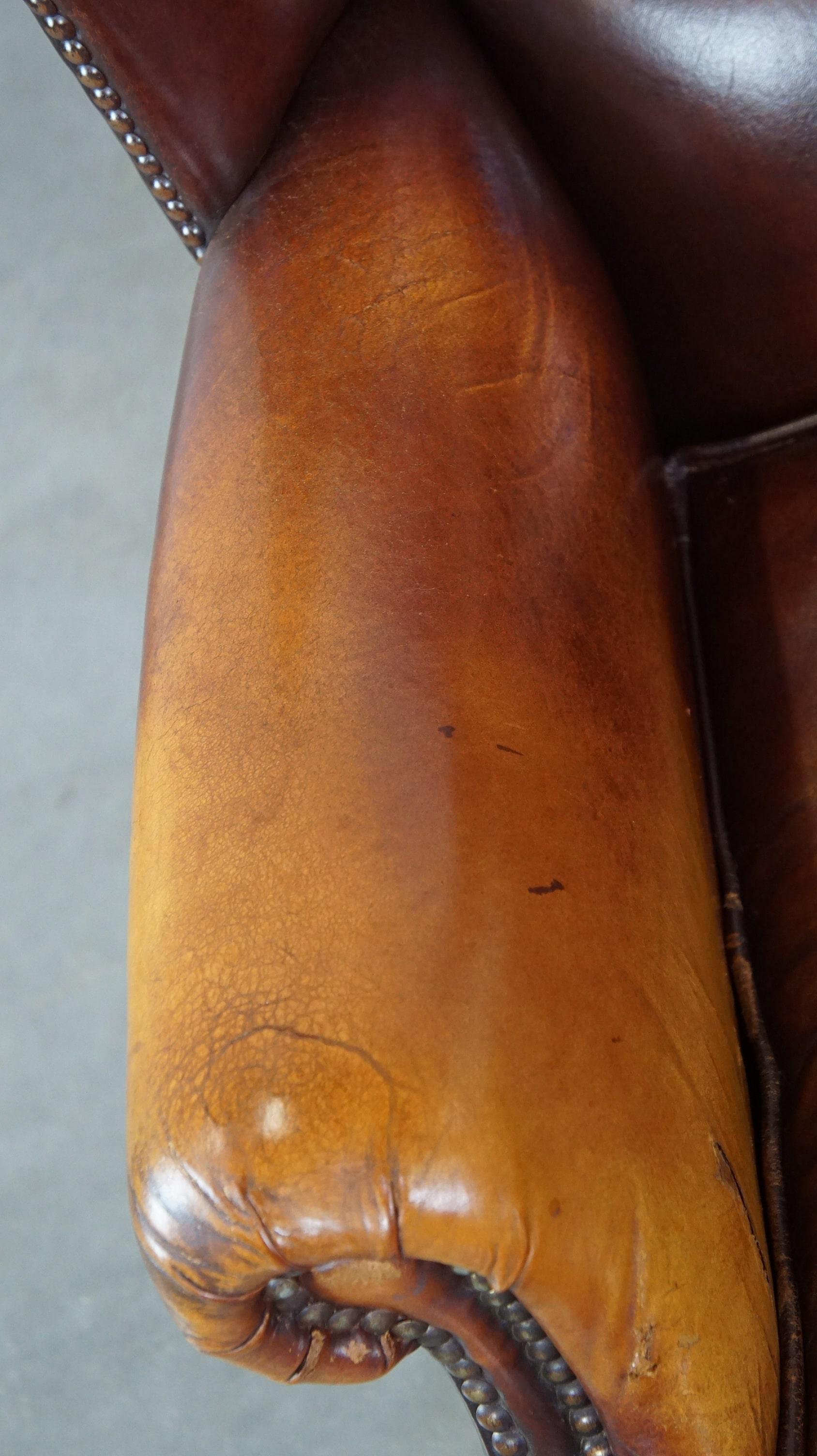 Bequemer, eleganter Ohrensessel aus Schafsleder in einer schönen warmen Farbe (Leder) im Angebot