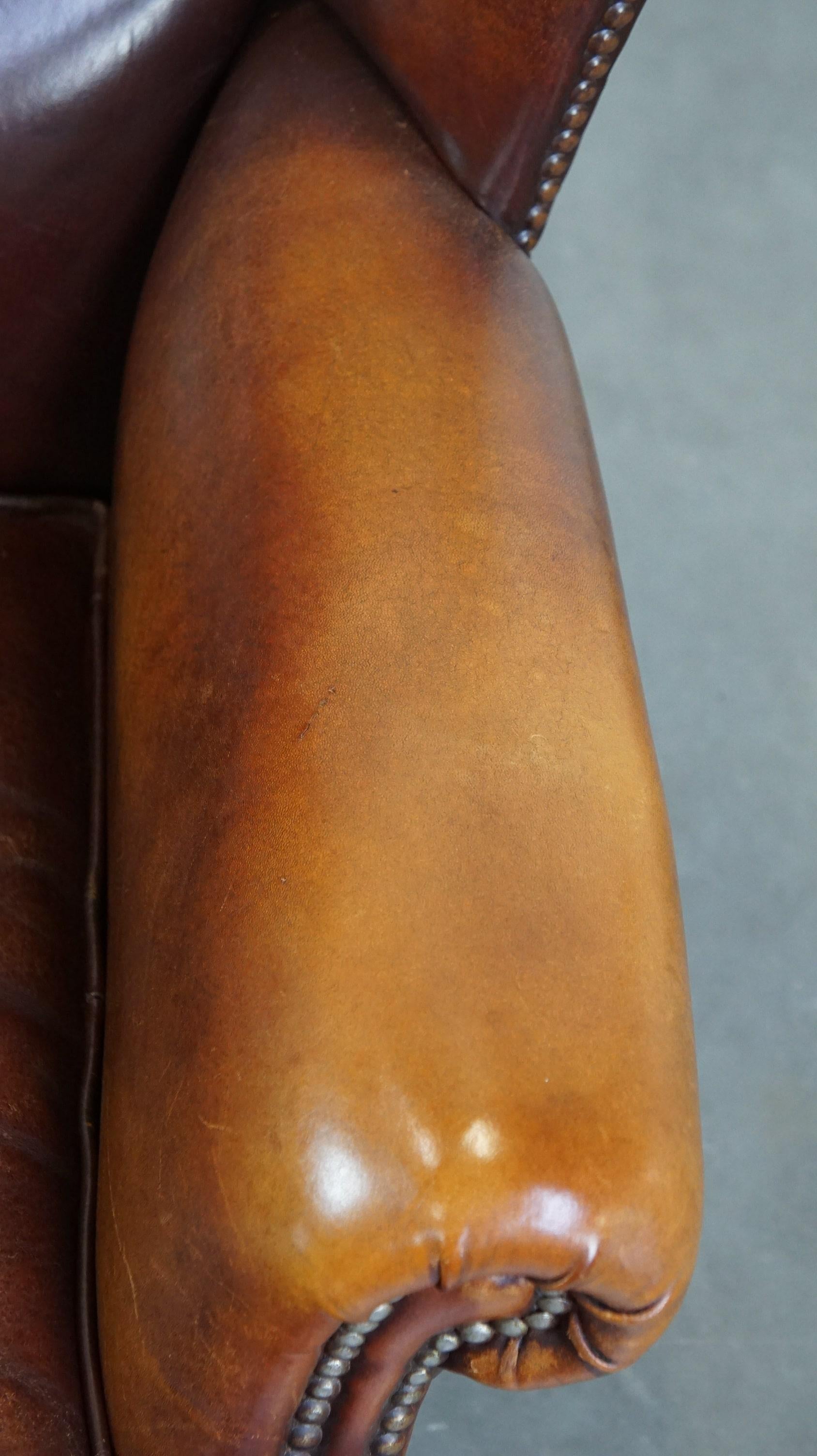 Bequemer, eleganter Ohrensessel aus Schafsleder in einer schönen warmen Farbe im Angebot 1