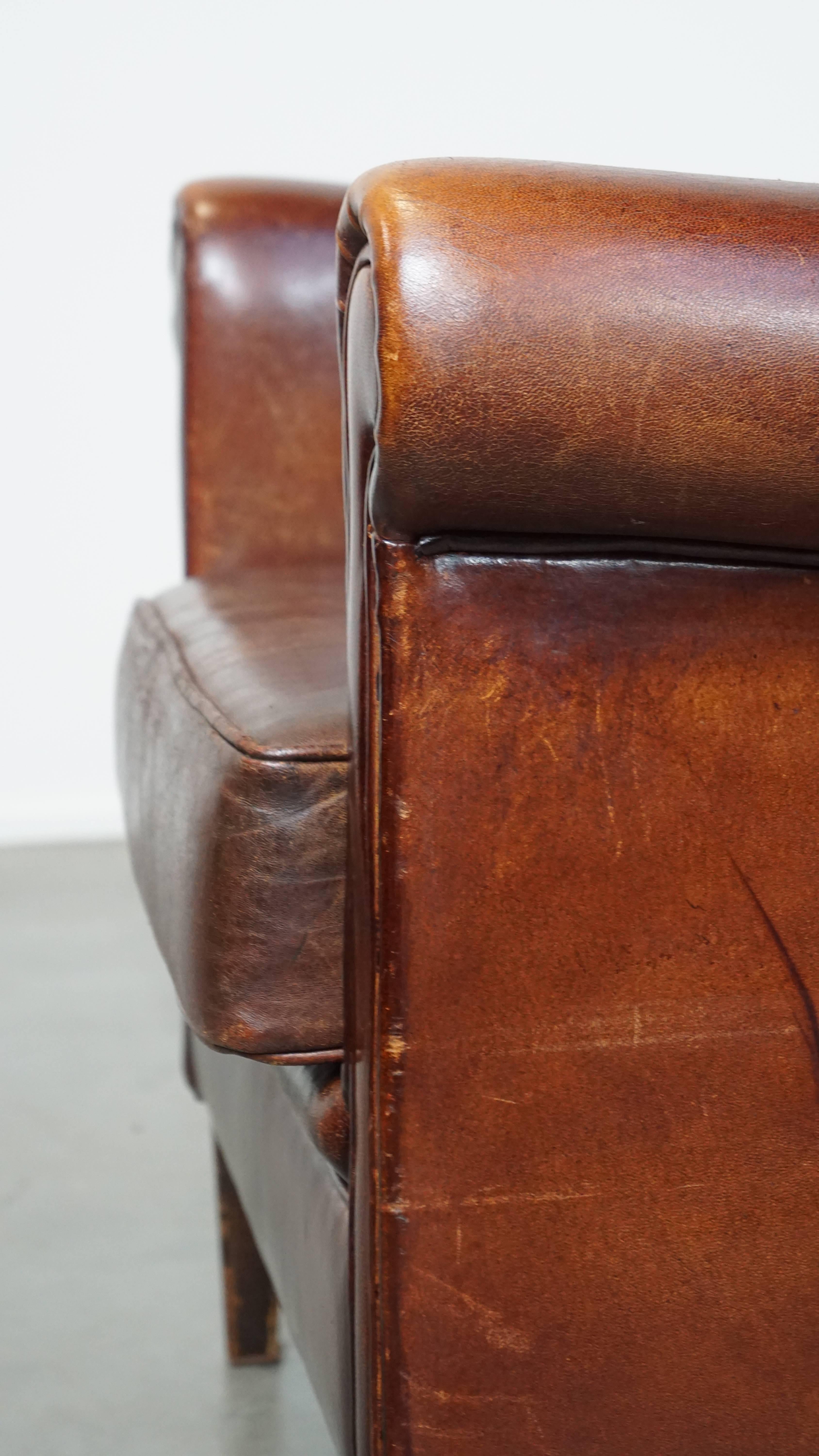 Comfortabler Ohrensessel aus Schafsleder im englischen Stil in einer schönen tiefen cognacfarbenen Farbe im Angebot 3