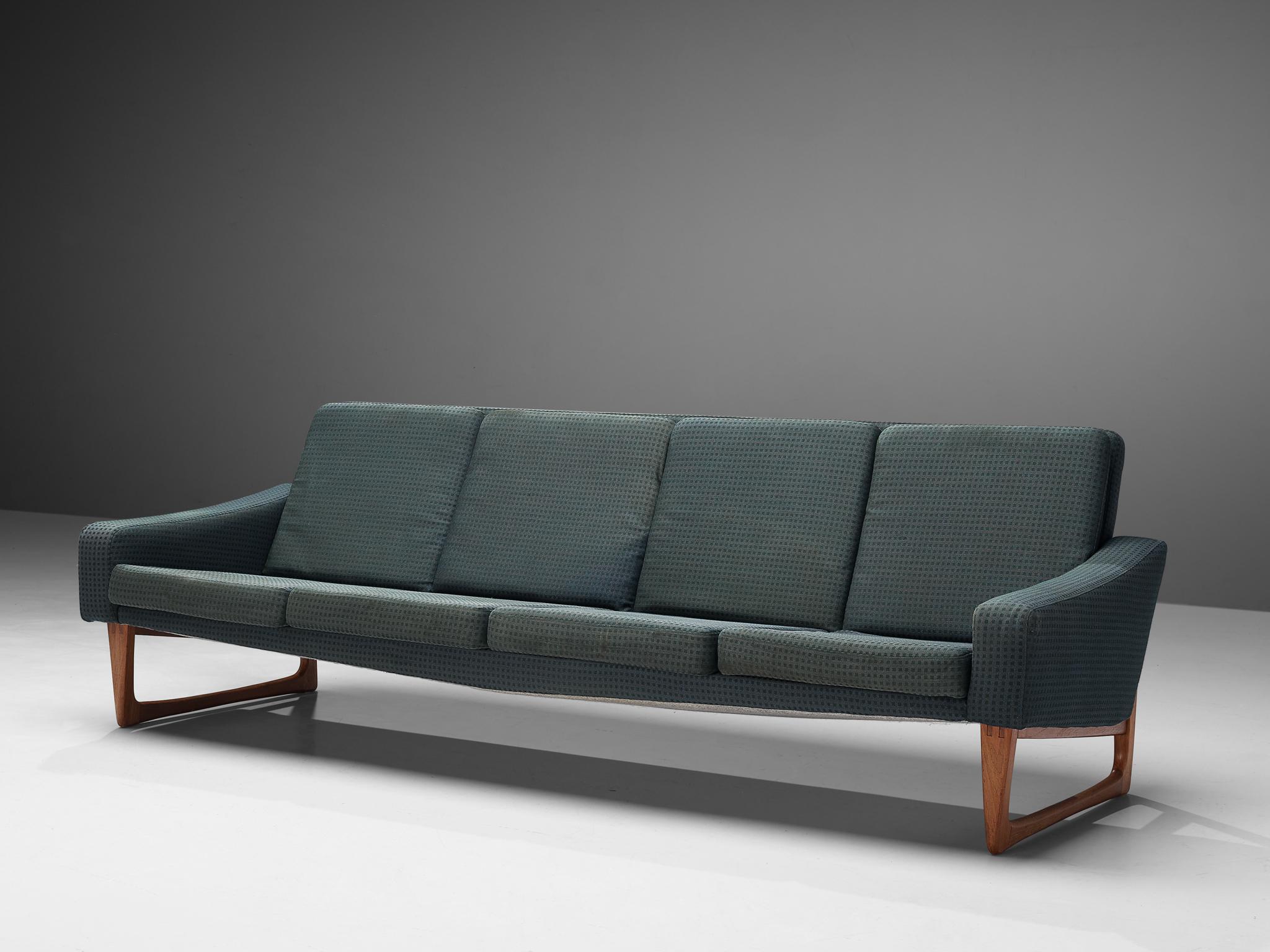 Sofa, blauer Stoff, Teakholz, Skandinavien, 1950er Jahre

Wunderschönes viersitziges Sofa aus den 1950er Jahren. Dieses große Sofa ist nicht nur schön in seiner schlichten Form, sondern bietet auch viel Komfort. Der Rahmen aus Teakholz ist von
