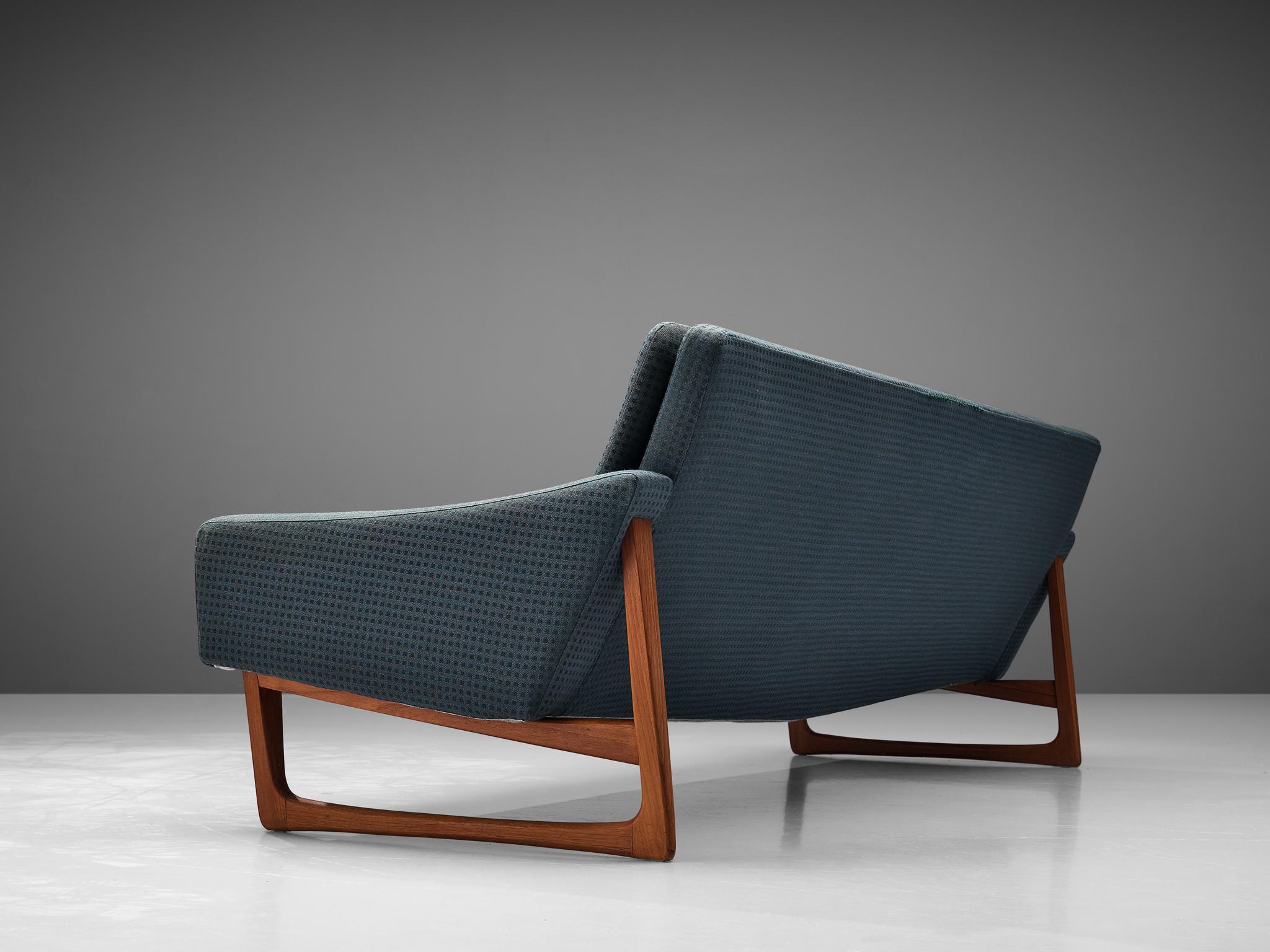 Comfortable Viersitzer-Sofa aus Teakholz mit blauer Polsterung und Polsterung  (Skandinavische Moderne) im Angebot