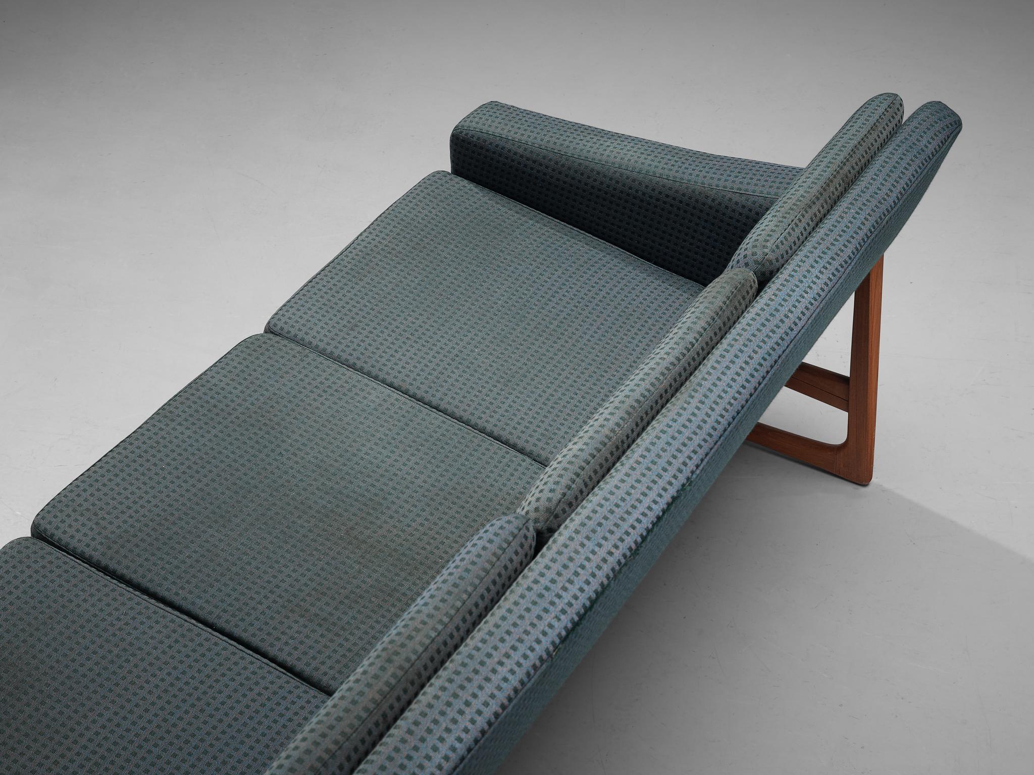 Comfortable Viersitzer-Sofa aus Teakholz mit blauer Polsterung und Polsterung  (Skandinavisch) im Angebot