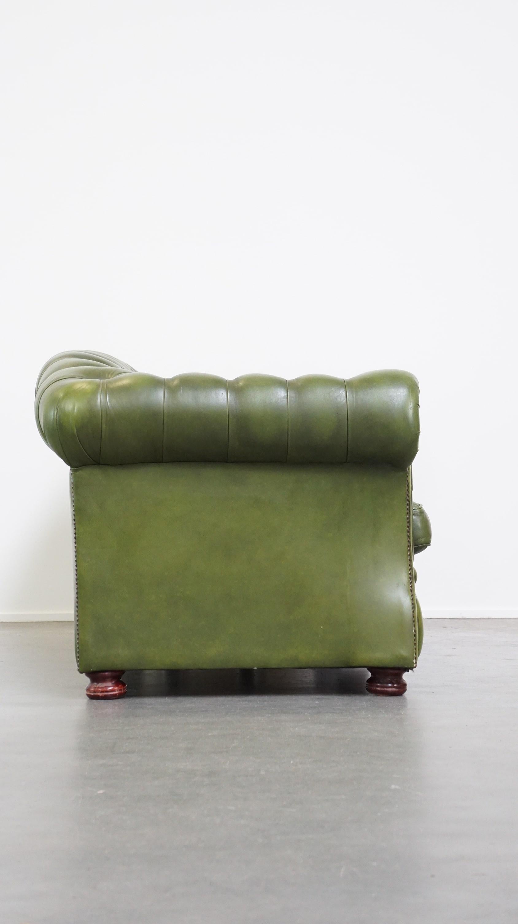 Offered this comfortable, green, cowhide leather spacious 3-seater English chesterfield sofa.

This amazing cowhide leather chesterfield sofa has, with its beautiful green color and correct finish with decorative nails, a luxurious and stylish look.