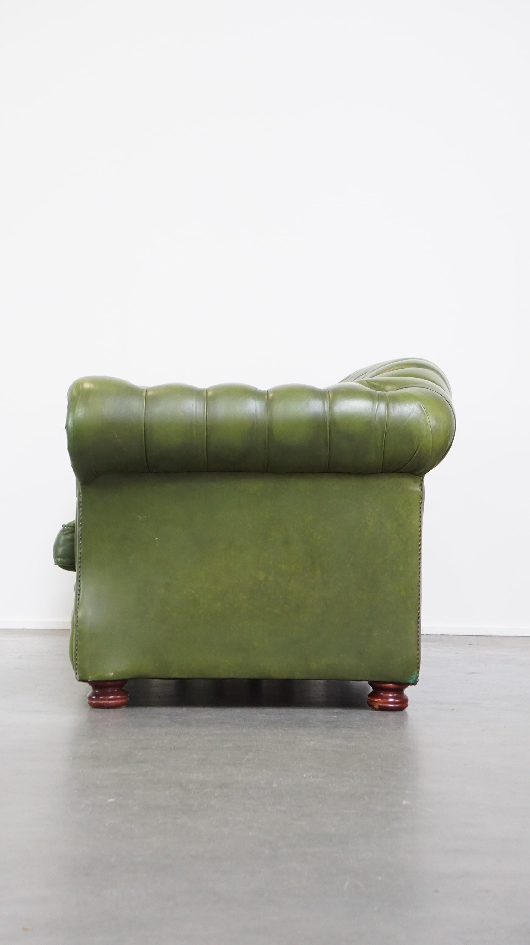 Comfortable, green, cowhide leather spacious 3-seater English Chesterfield sofa In Fair Condition In Harderwijk, NL