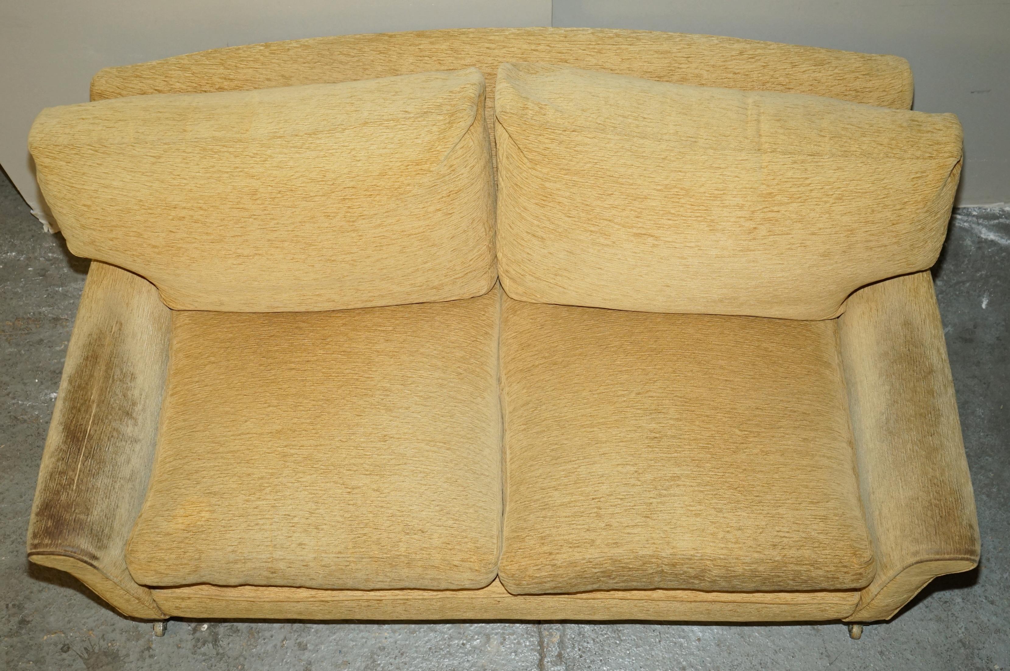 COMFORTABLE HOWARD & SON'S VICTORIAN 2-3 SEAT SOFA FOR REUPHOLSTERY RESTORATiON For Sale 6
