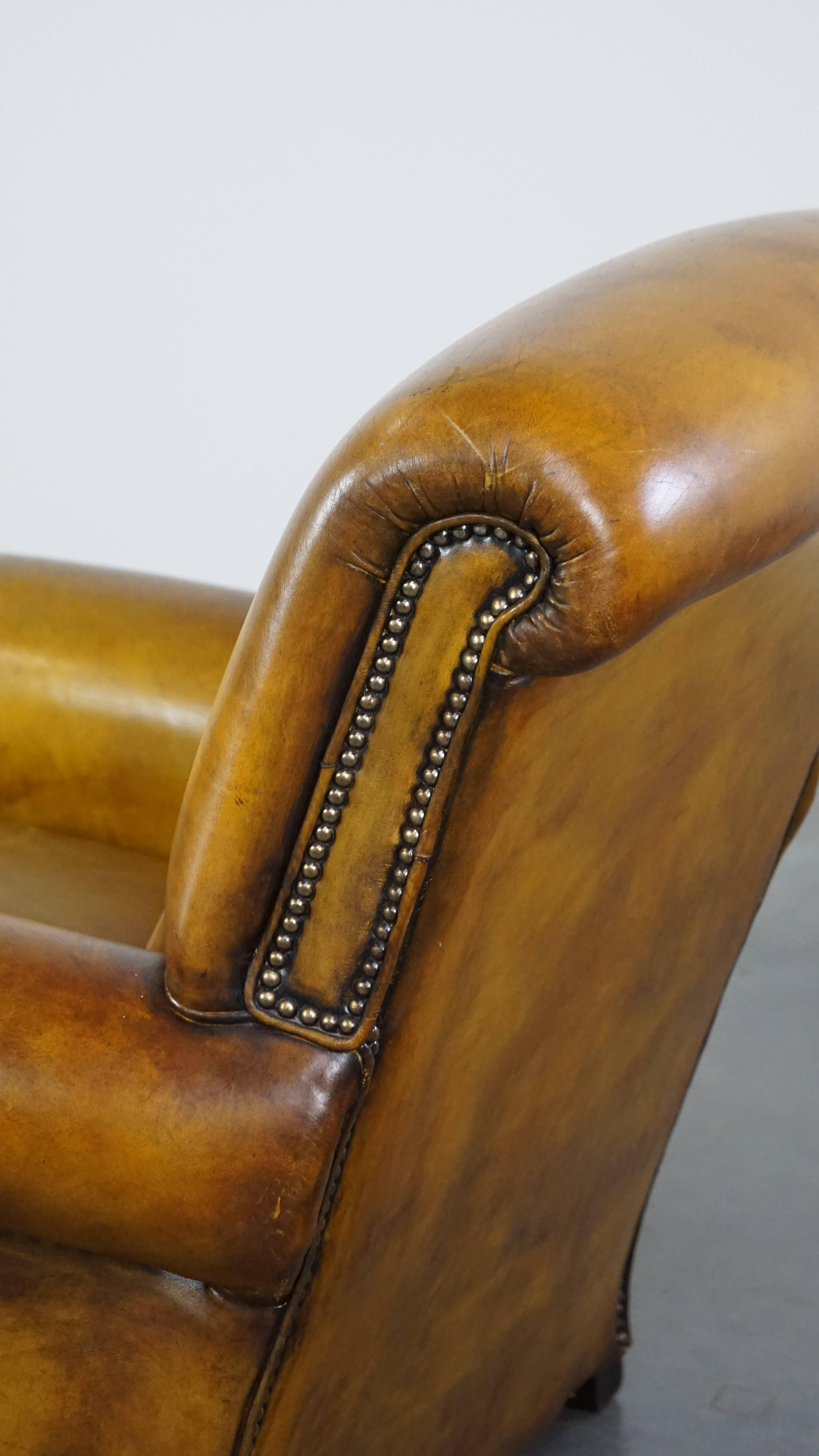 Grand fauteuil confortable en cuir jaune de style anglais avec une finition fine en vente 5