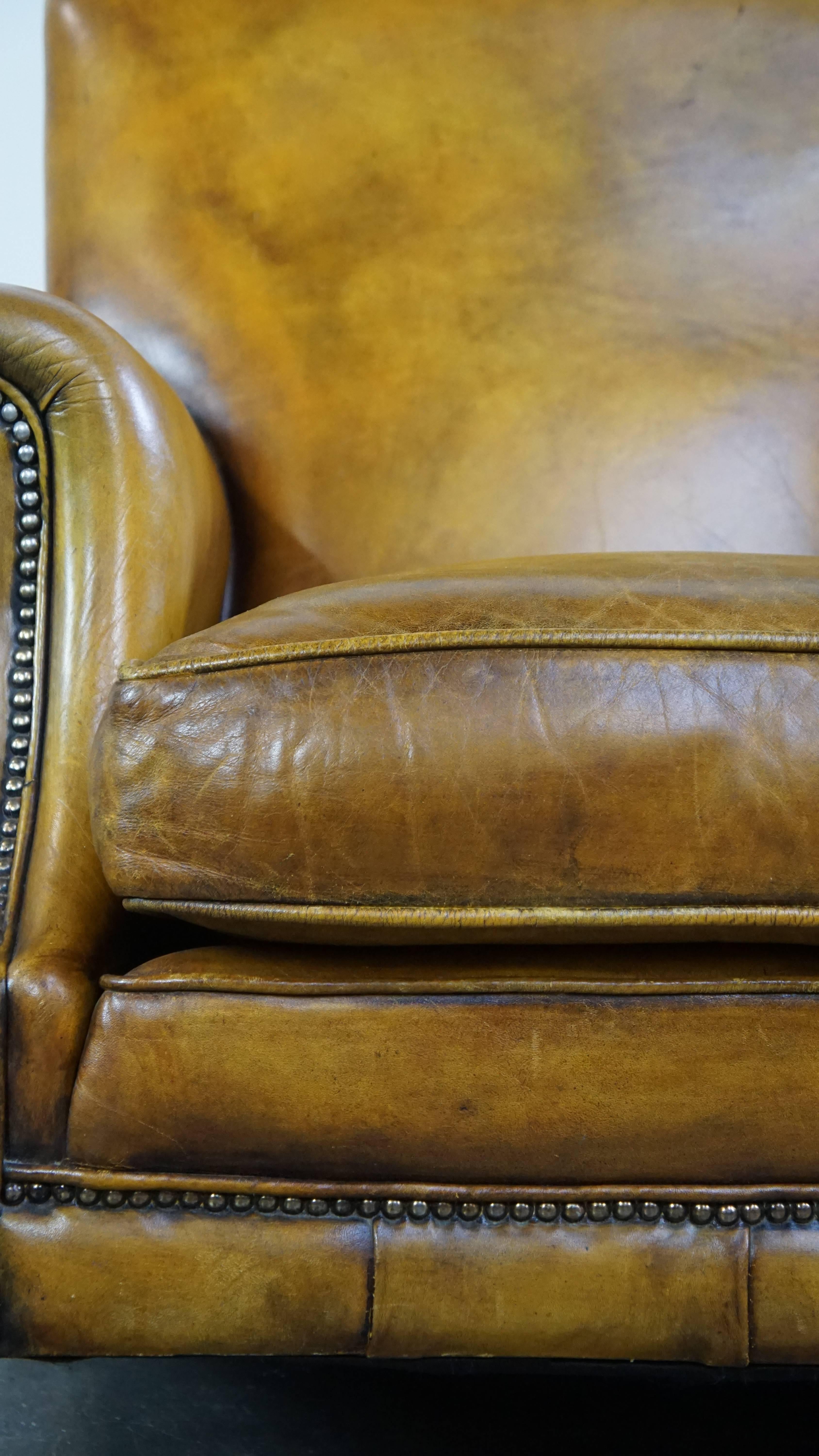 Grand fauteuil confortable en cuir jaune de style anglais avec une finition fine en vente 6