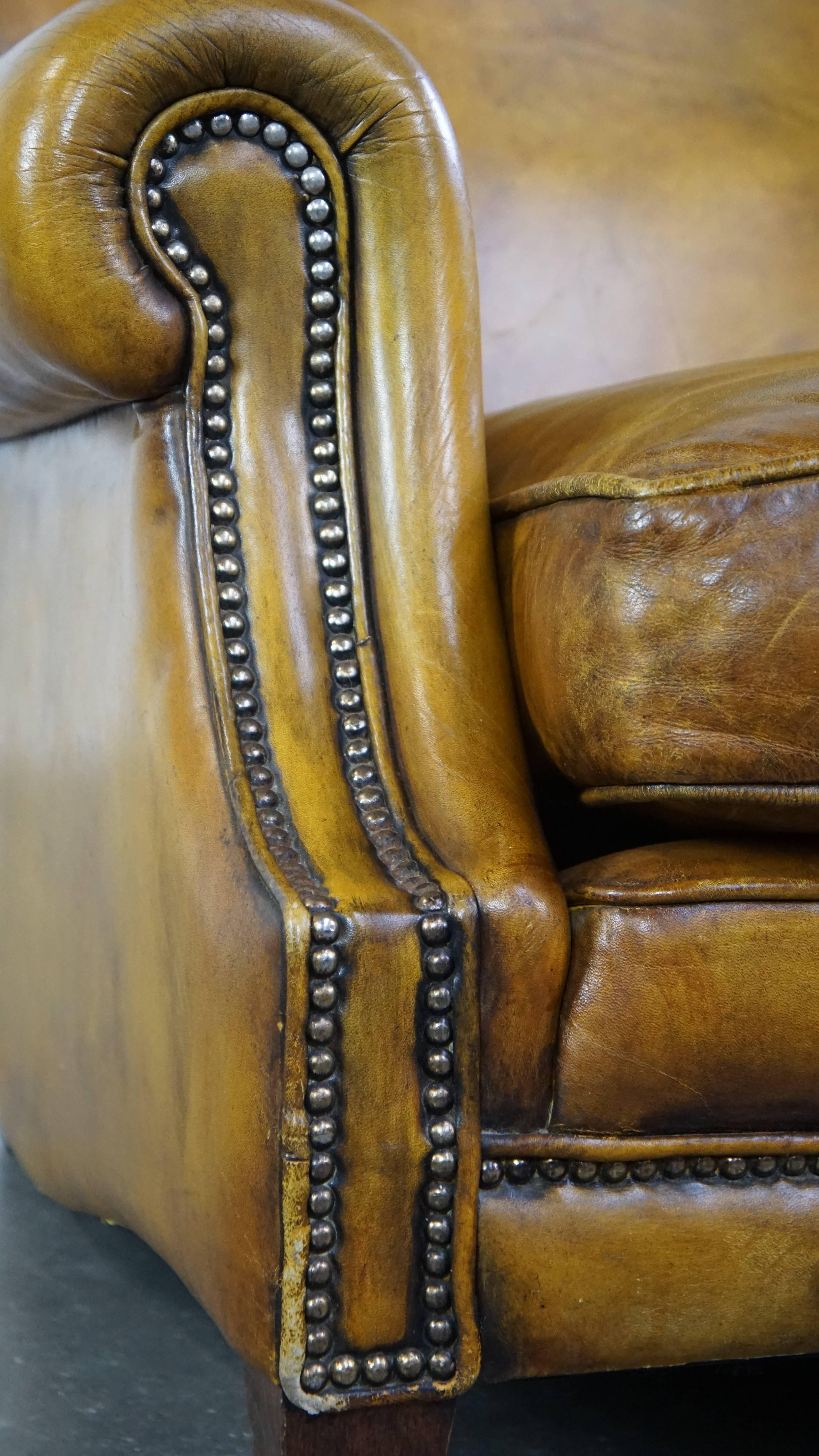 Grand fauteuil confortable en cuir jaune de style anglais avec une finition fine en vente 7