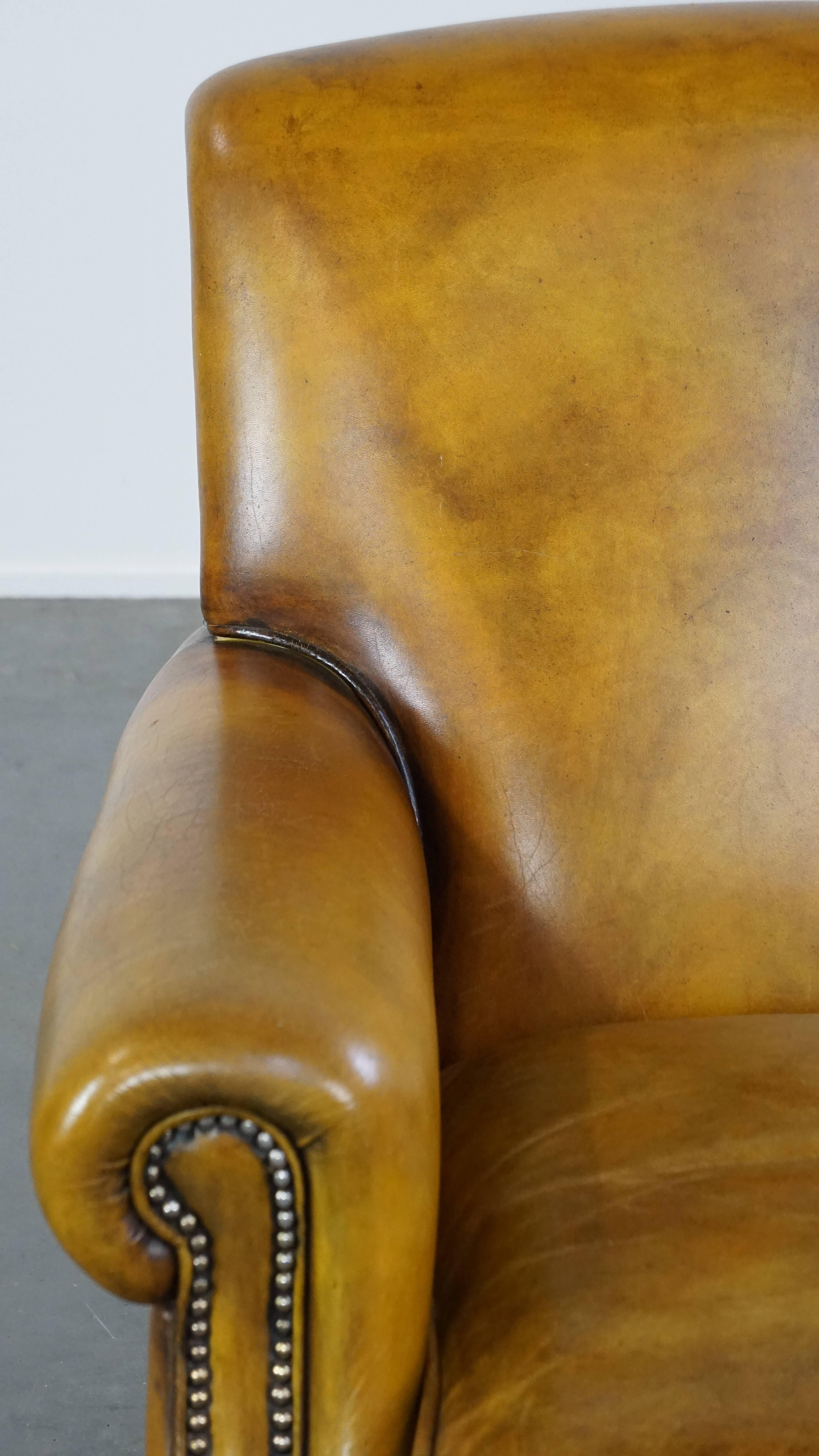 Grand fauteuil confortable en cuir jaune de style anglais avec une finition fine en vente 8