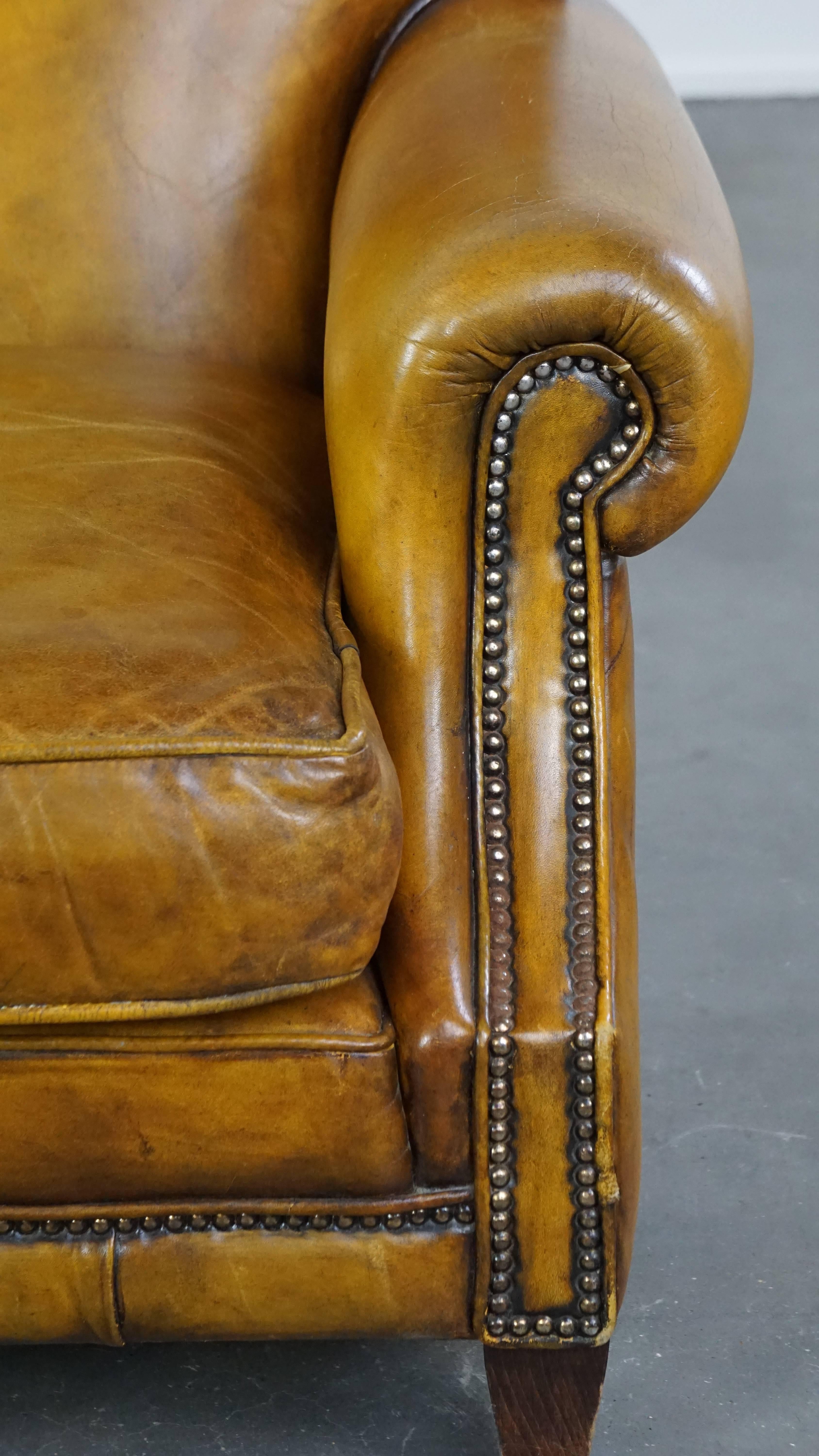 Grand fauteuil confortable en cuir jaune de style anglais avec une finition fine en vente 9