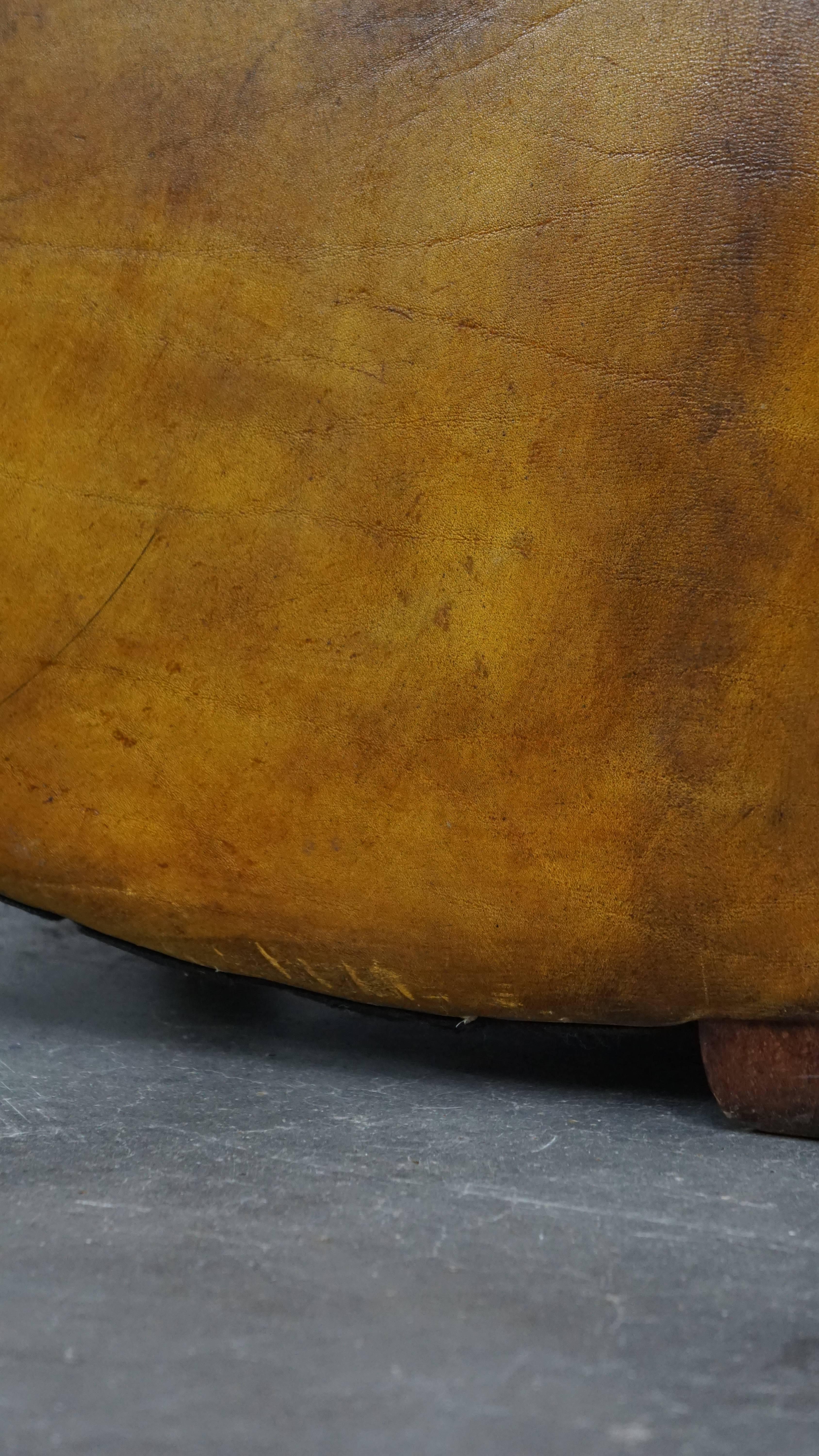 Grand fauteuil confortable en cuir jaune de style anglais avec une finition fine en vente 10