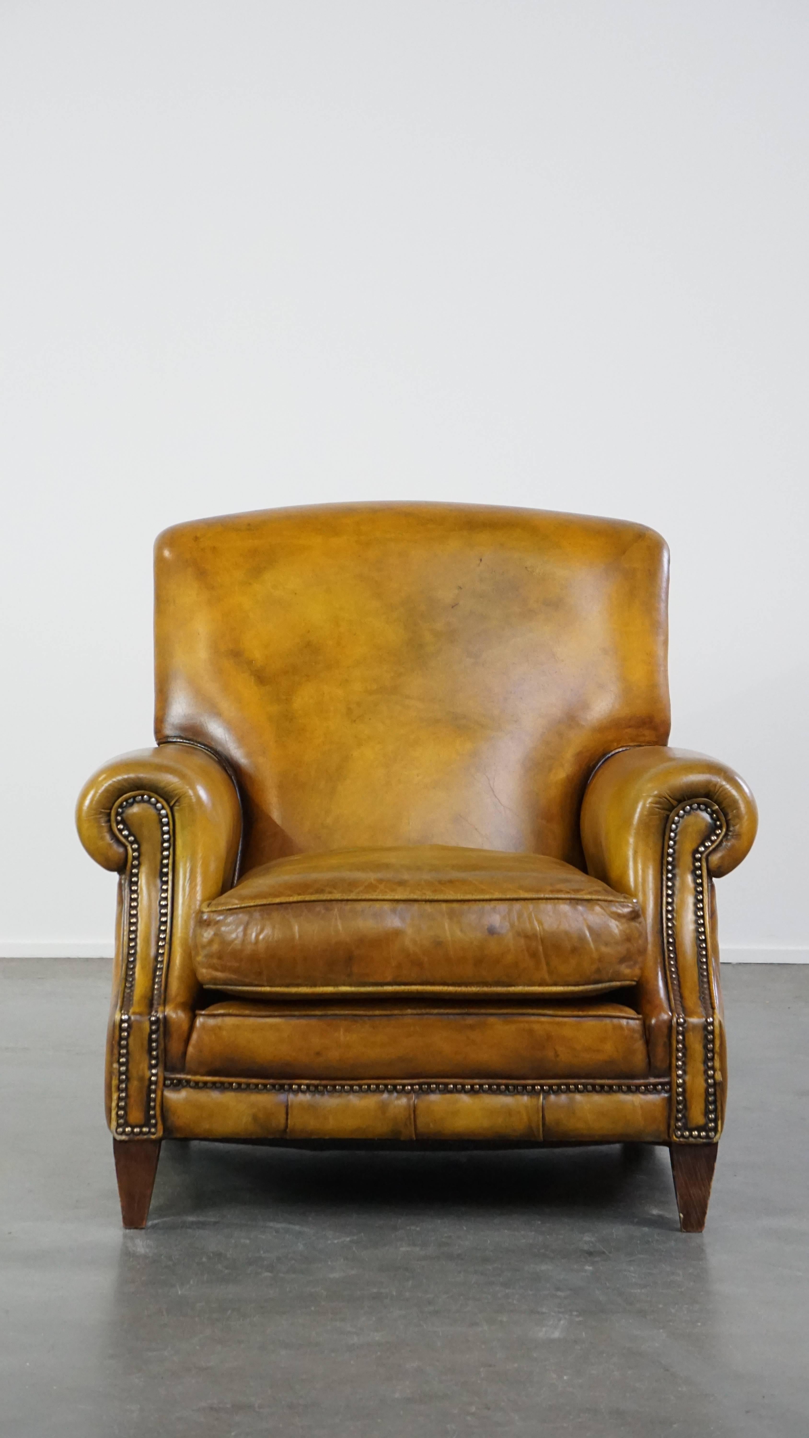 Ce grand fauteuil en cuir est l'endroit idéal pour se détendre après une longue journée. Il présente une belle couleur chaude et une finition soignée avec des clous décoratifs qui ajoutent à son caractère relaxant. Le fauteuil est équipé d'un