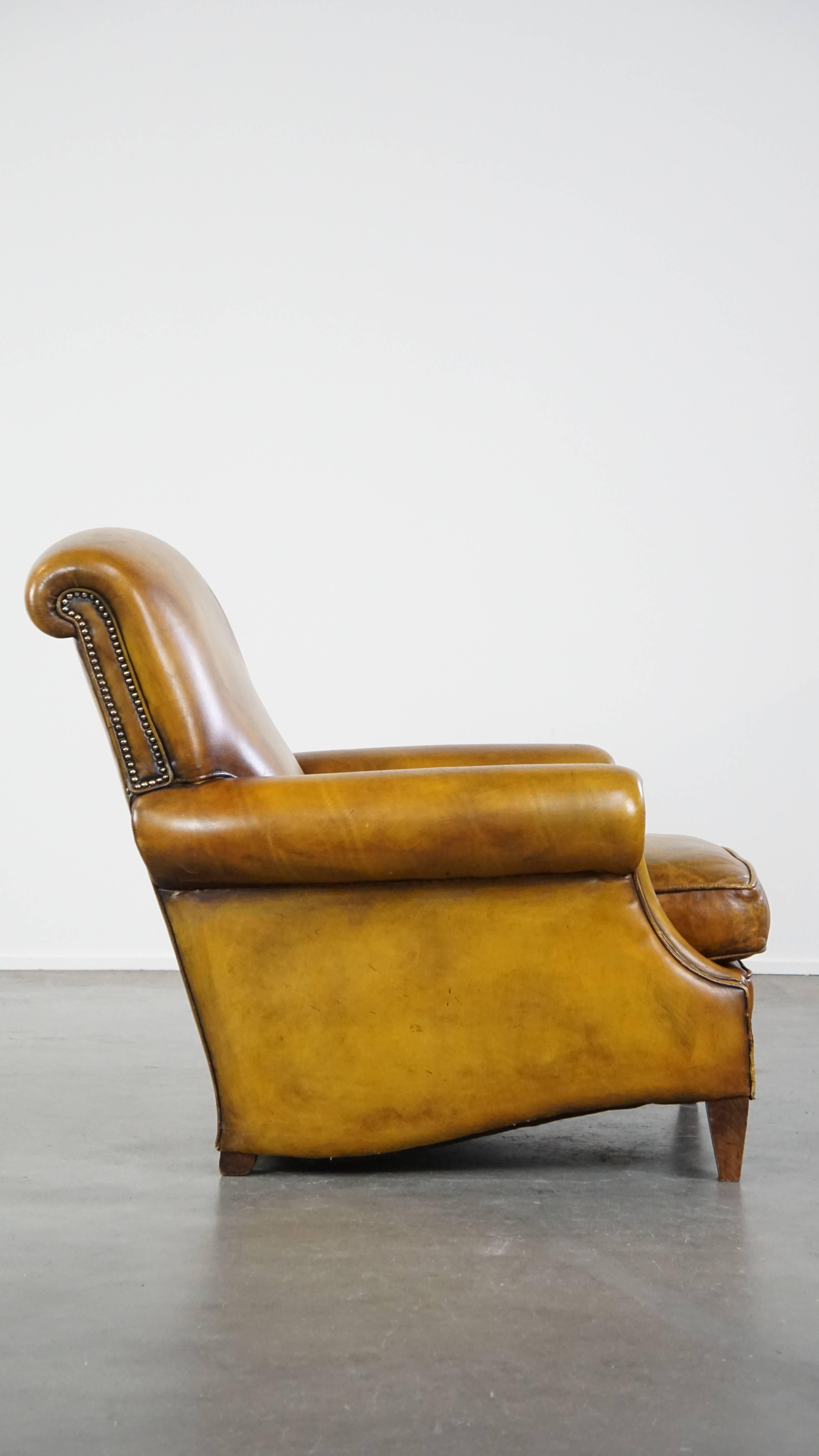 Grand fauteuil confortable en cuir jaune de style anglais avec une finition fine Bon état - En vente à Harderwijk, NL