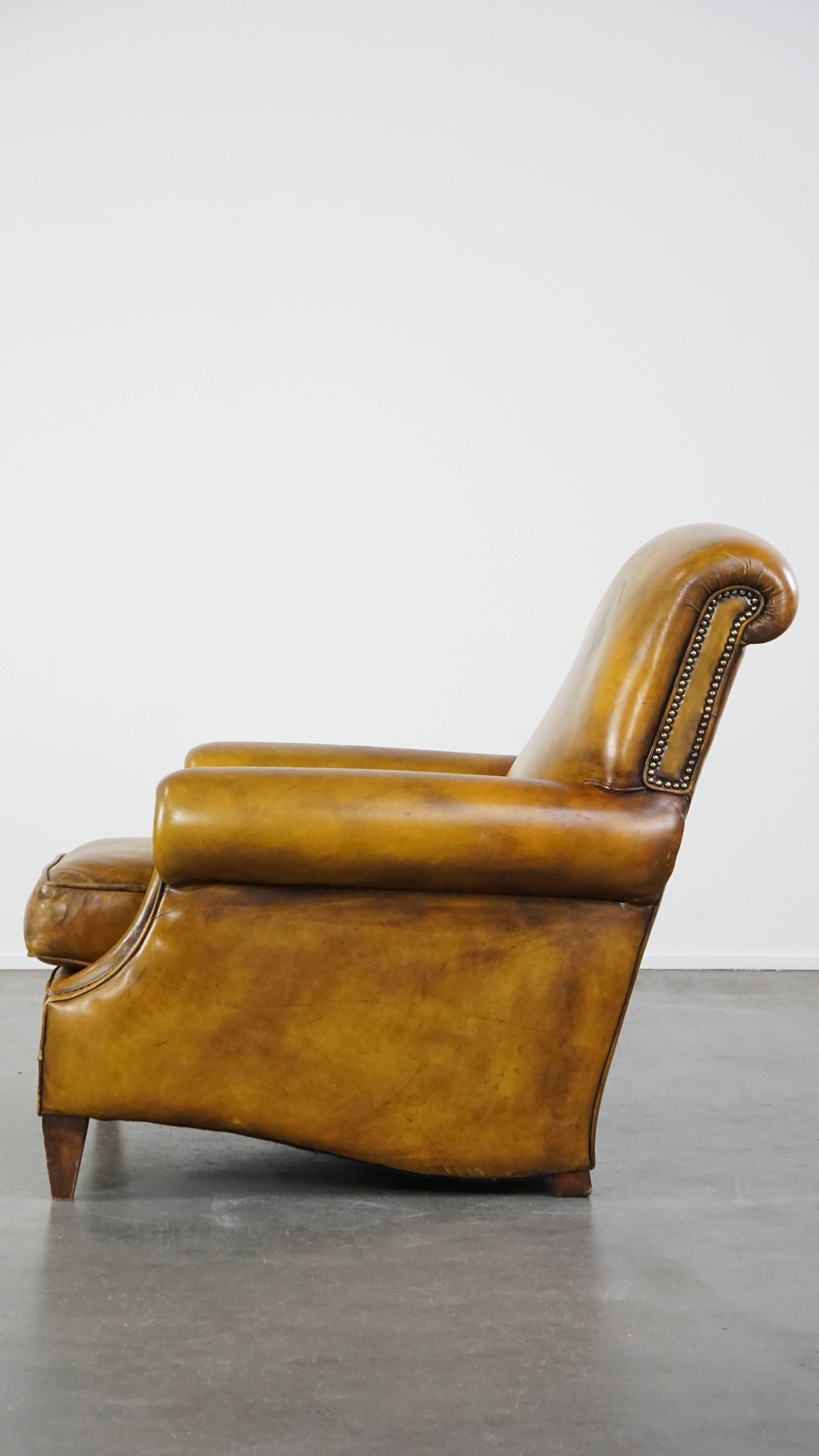 Cuir de vache Grand fauteuil confortable en cuir jaune de style anglais avec une finition fine en vente