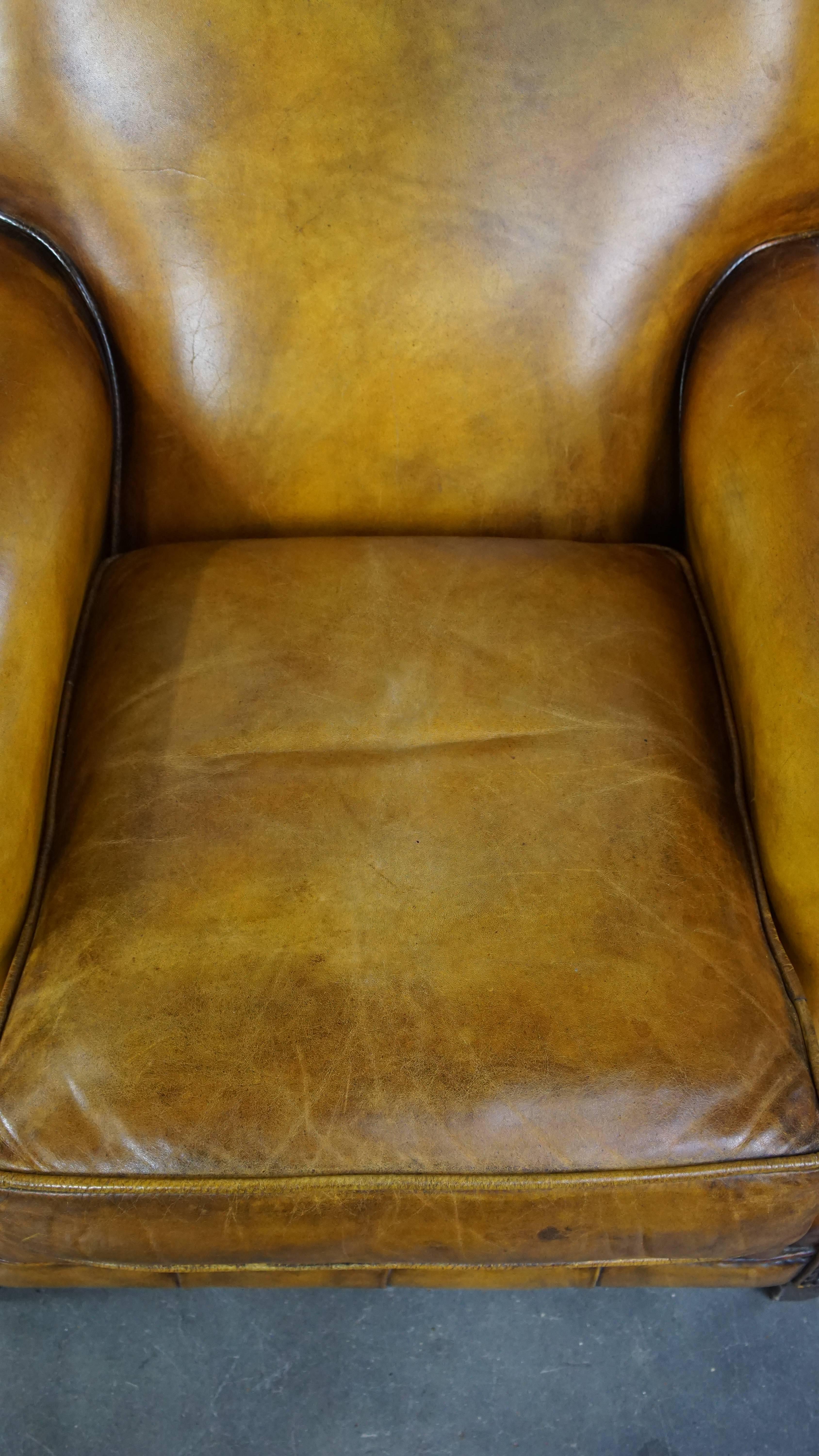 Grand fauteuil confortable en cuir jaune de style anglais avec une finition fine en vente 1
