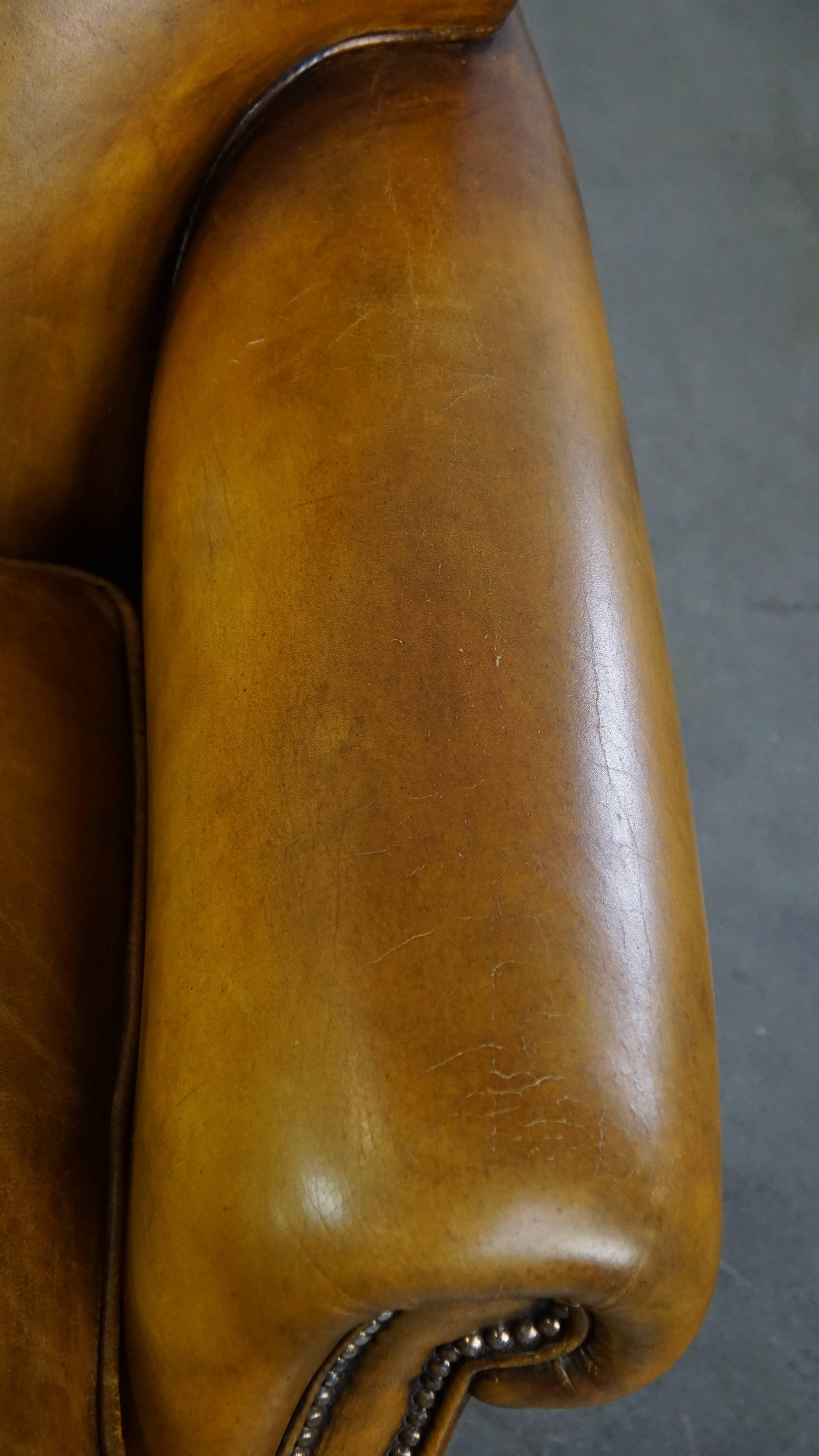 Grand fauteuil confortable en cuir jaune de style anglais avec une finition fine en vente 3