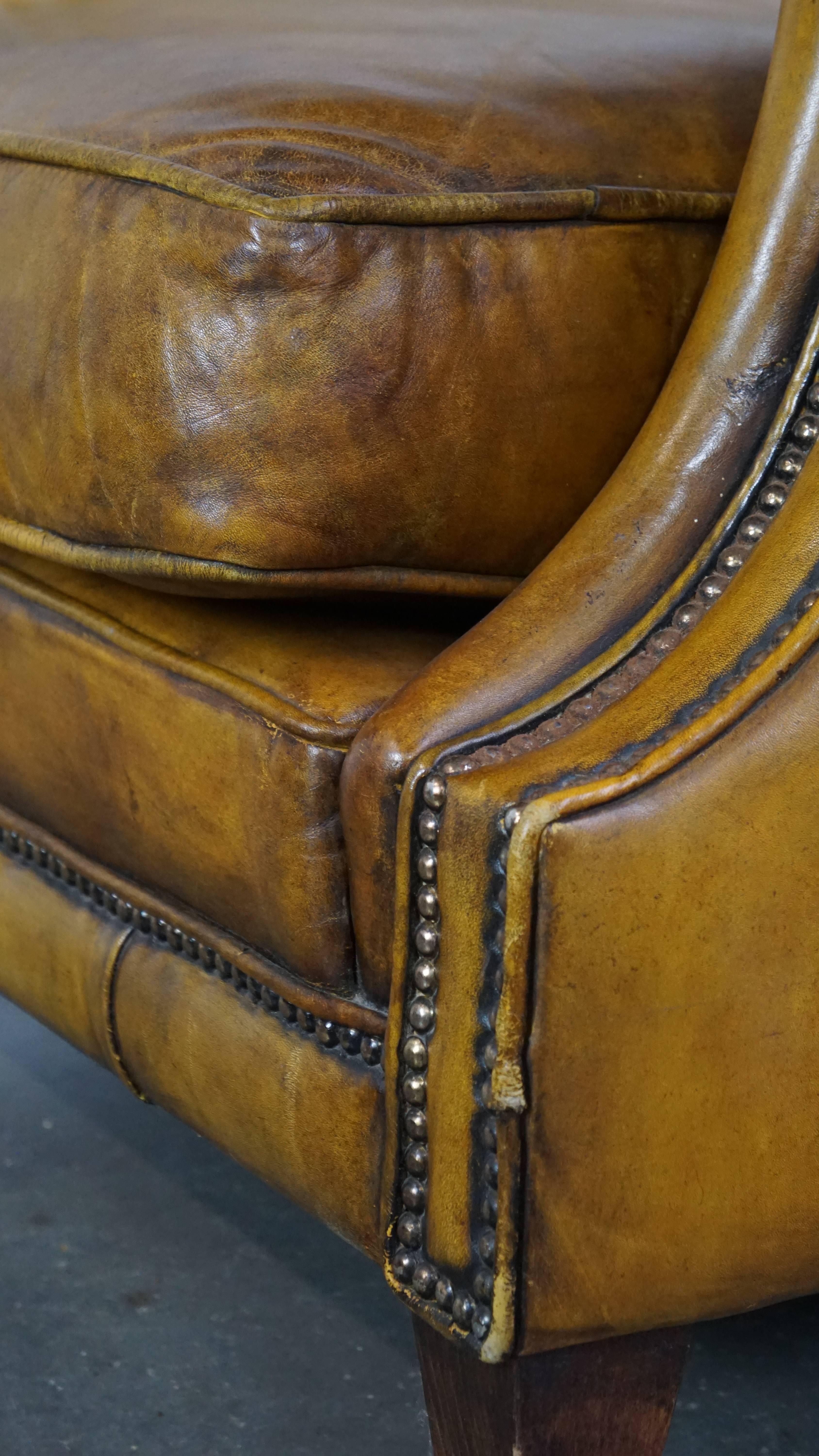 Grand fauteuil confortable en cuir jaune de style anglais avec une finition fine en vente 4