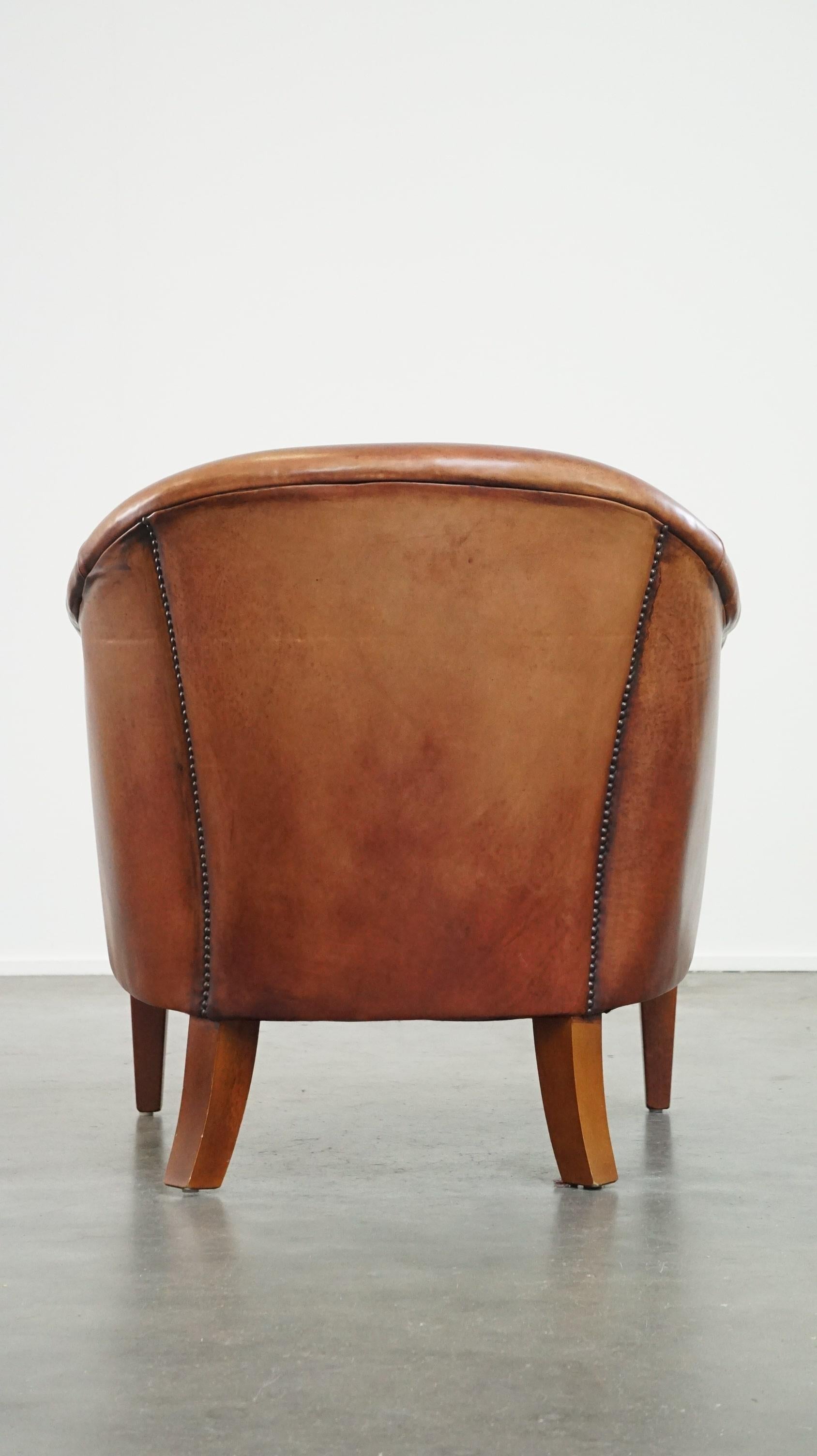Comfortable leather club armchair with a loose seat cushion In Good Condition In Harderwijk, NL