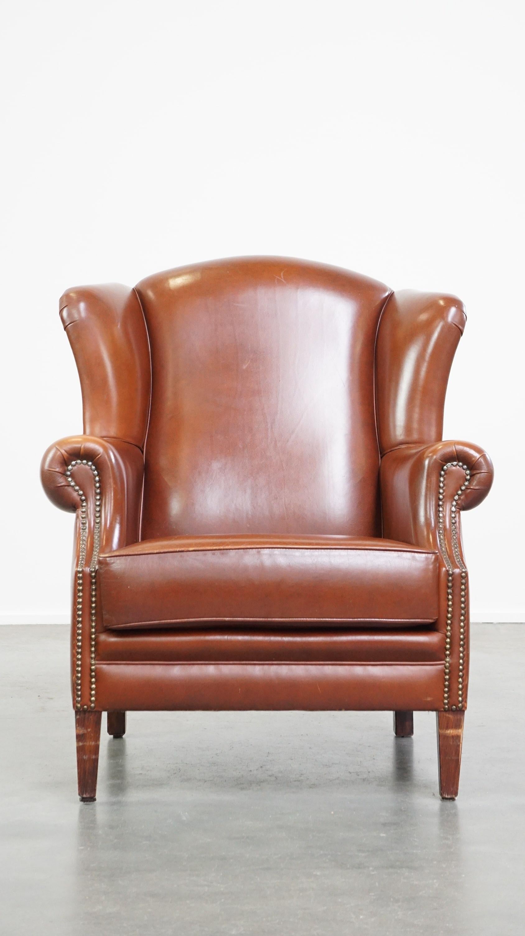 This fantastic leather wingback armchair exudes luxury from every angle. Thanks to its color, it can easily be placed in almost any interior, and, if you ask us, it should not be missing from your home. It features a removable seat cushion, offers