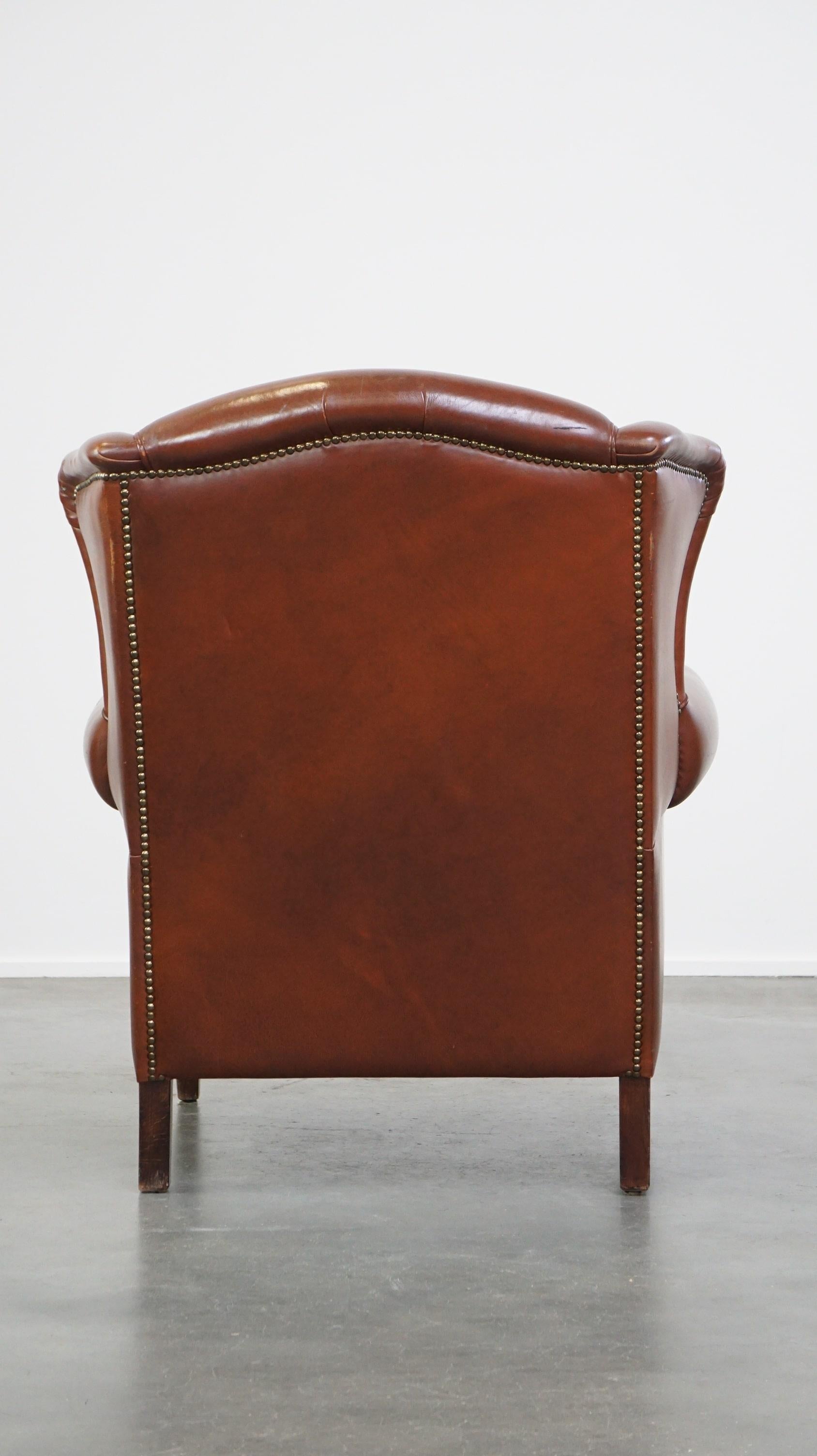Comfortable, luxury English-style cognac-colored leather wingback armchair In Good Condition For Sale In Harderwijk, NL