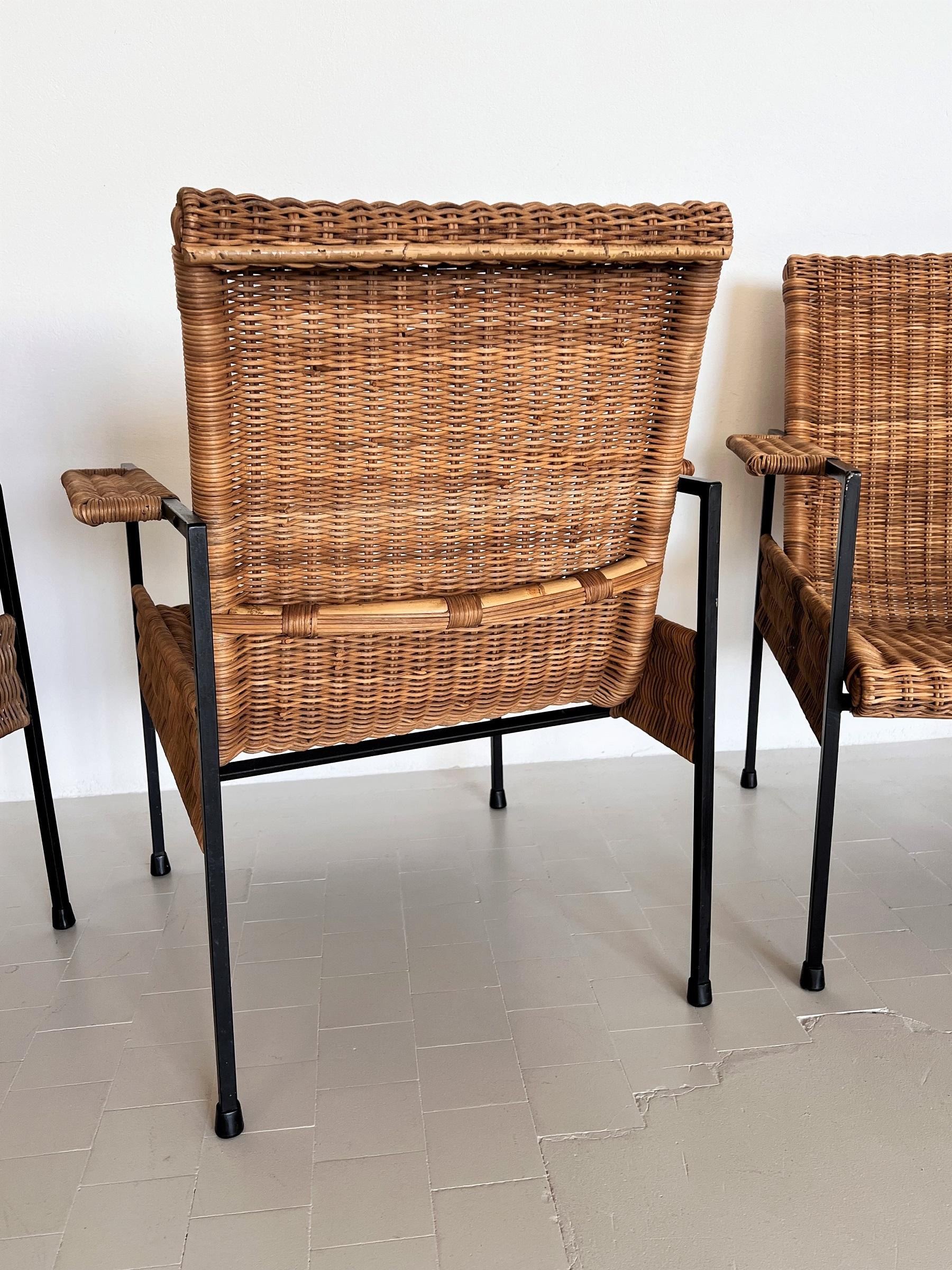 Italian Comfortable Midcentury Rattan Wicker and Iron Lounge Chairs, set of 4 In Good Condition For Sale In Morazzone, Varese