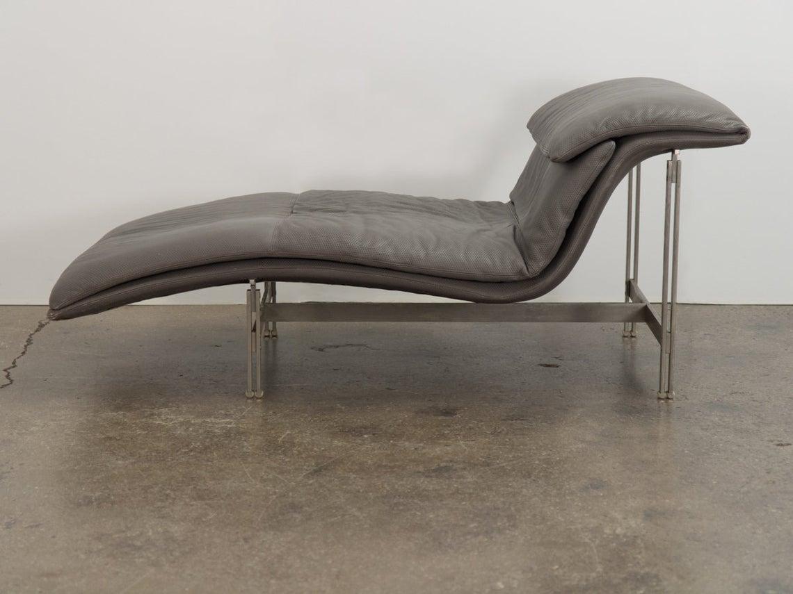 Comfortable 'Wave' chaise by Giovanni Offredi for Saporiti. Original tag.

The 'Onda' or 'Wave' chaise lounge, designed by Milanese designer Giovanni Offredi for Saporiti Italia in 1974. This gorgeous lounge chair undulates invitingly, and delivers