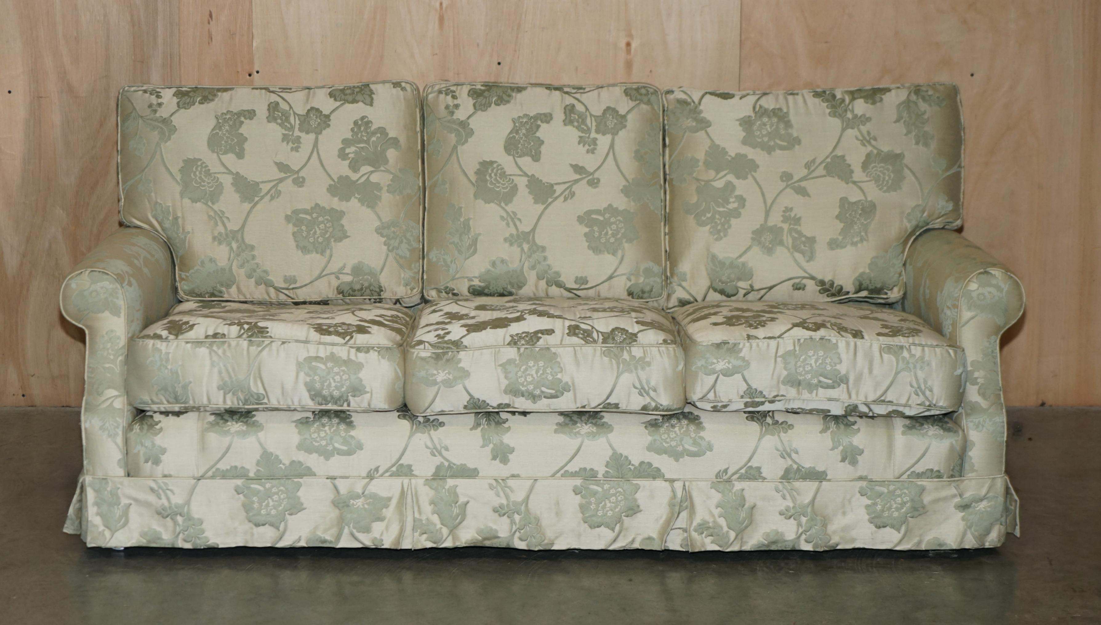 COMFORTABLE PAIR OF HOWARD & SON'S Style SiLK BLEND FLORAL UPHOLSTEREED SOFAS (Land) im Angebot
