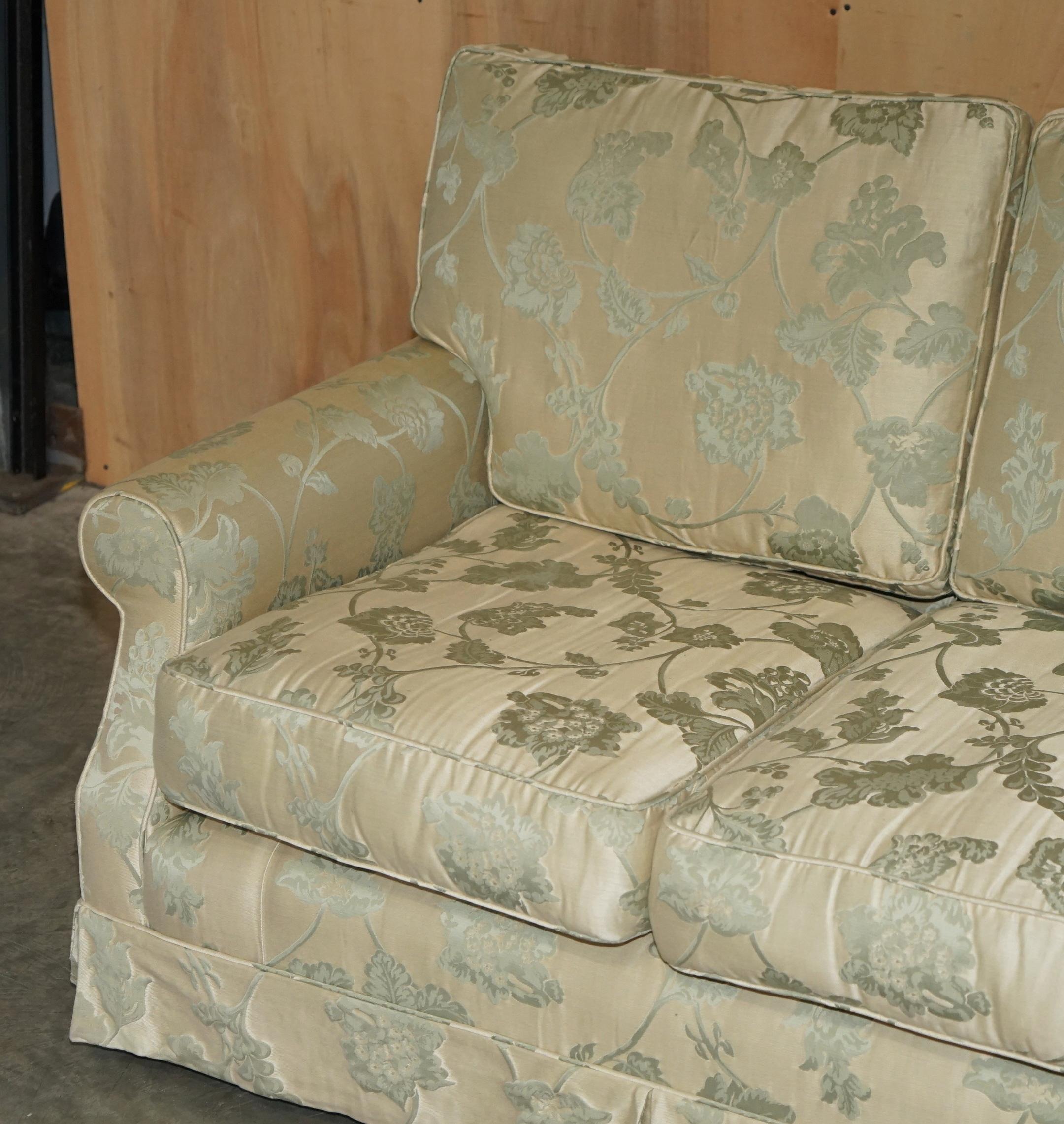 COMFORTABLE PAIR OF HOWARD & SON'S Style SiLK BLEND FLORAL UPHOLSTEREED SOFAS (Englisch) im Angebot