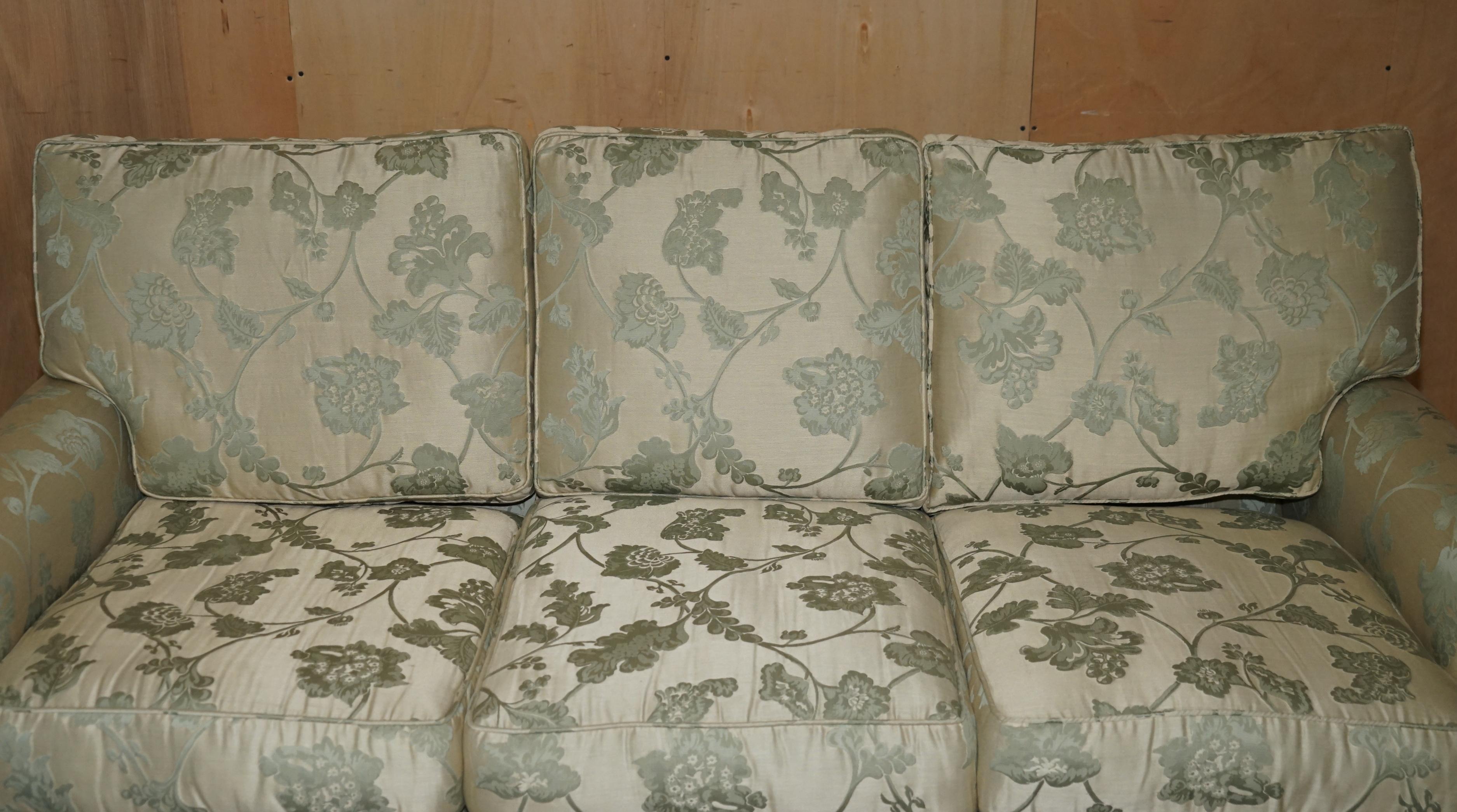 Country COMFORTABLE PAIR OF HOWARD & SON'S STYLE SiLK BLEND FLORAL UPHOLSTEREED SOFAS For Sale