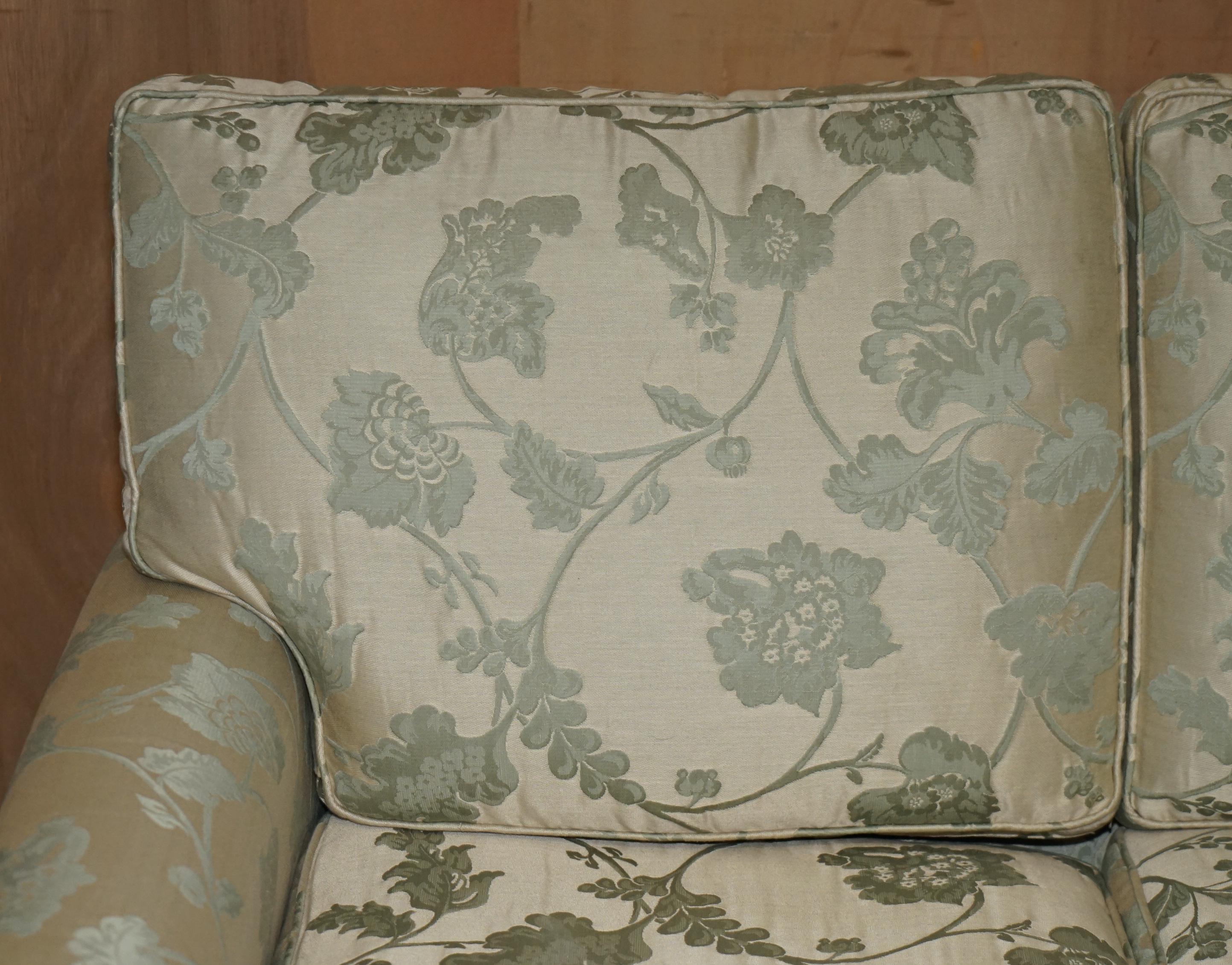 English COMFORTABLE PAIR OF HOWARD & SON'S STYLE SiLK BLEND FLORAL UPHOLSTEREED SOFAS For Sale