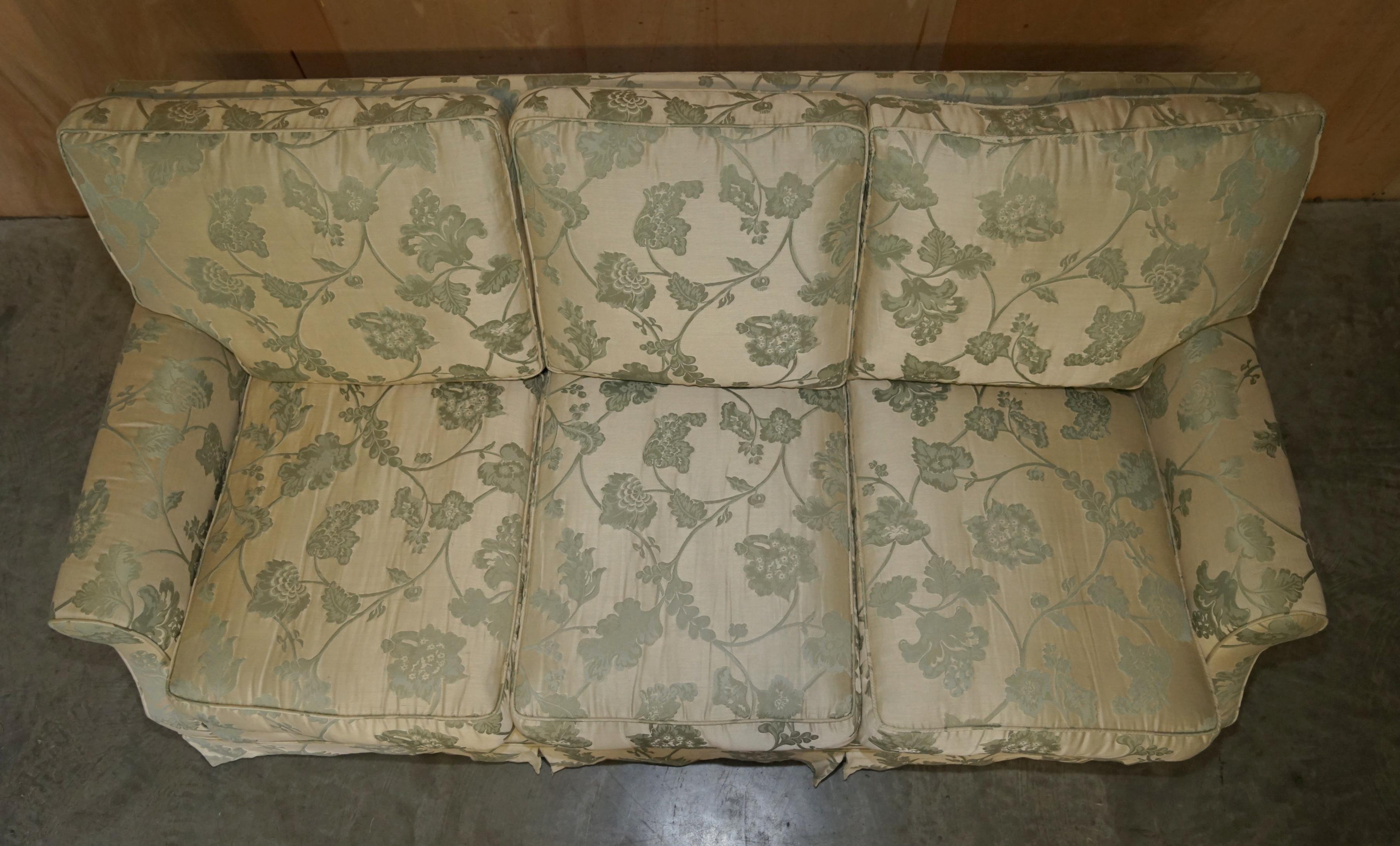 English COMFORTABLE PAIR OF HOWARD & SON'S STYLE SiLK BLEND FLORAL UPHOLSTEREED SOFAS For Sale