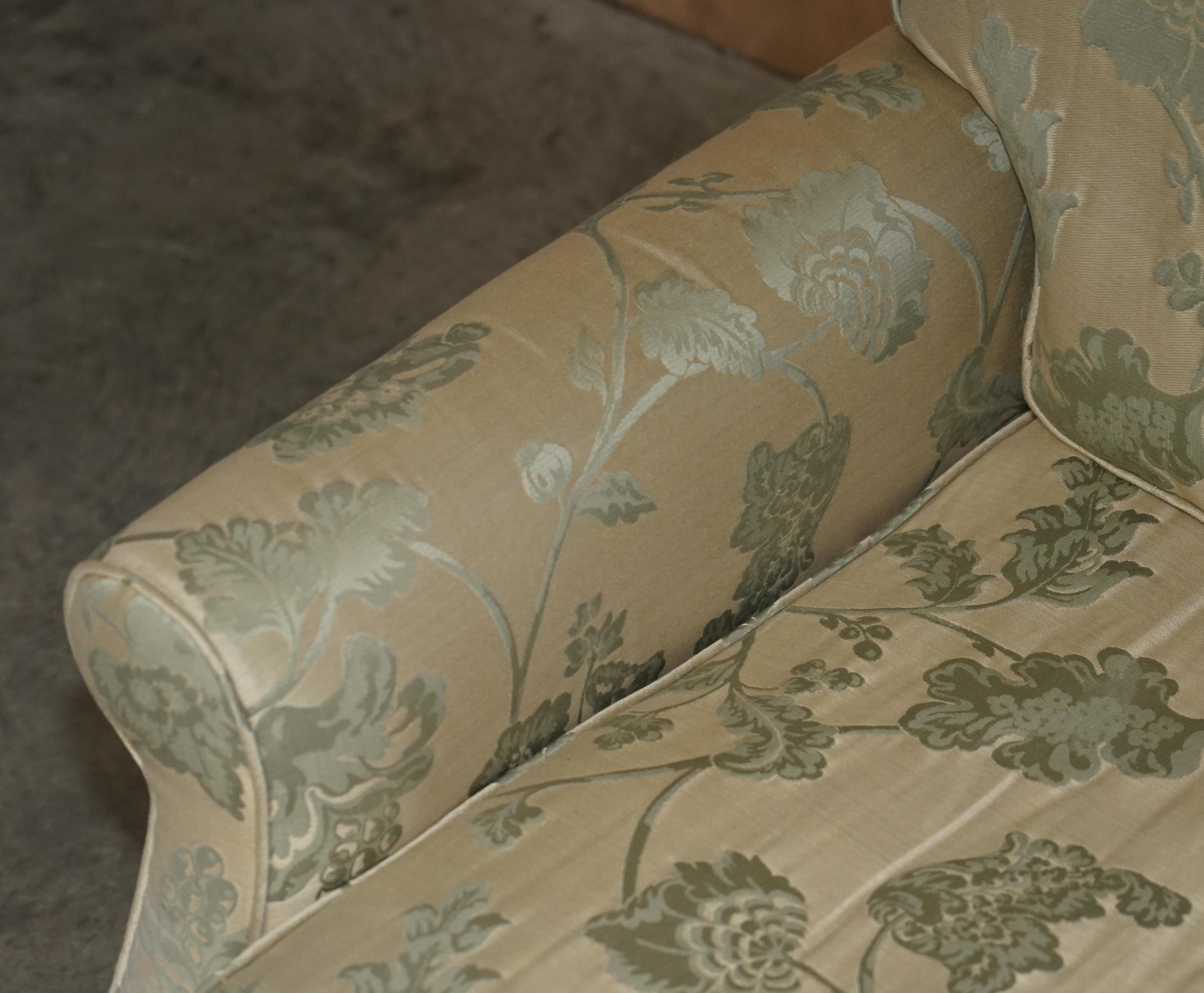 20th Century COMFORTABLE PAIR OF HOWARD & SON'S STYLE SiLK BLEND FLORAL UPHOLSTEREED SOFAS For Sale