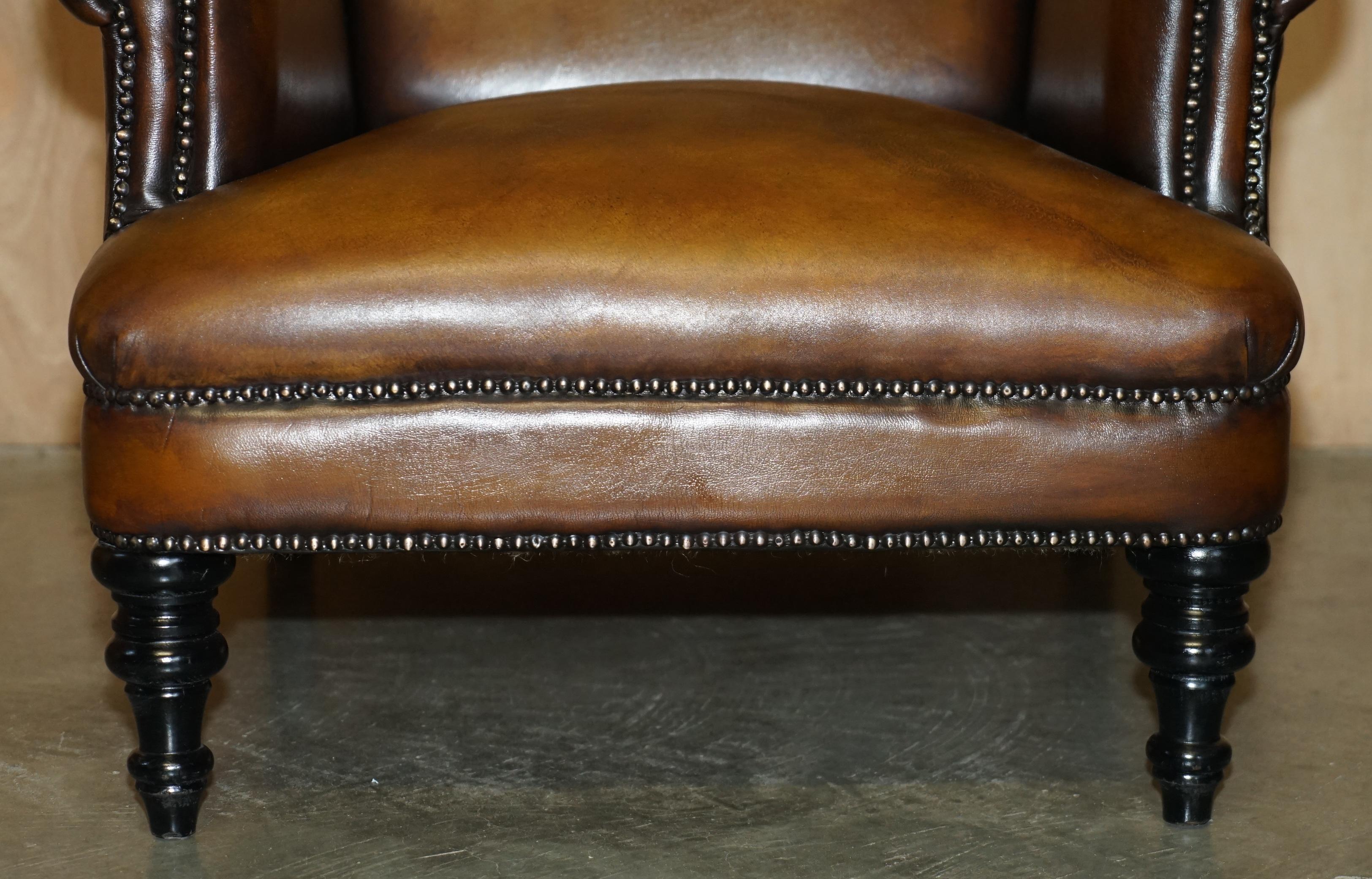 Paire de fauteuils de club confortables en cuir brun de cigarier restauré à dossier roulé en vente 2
