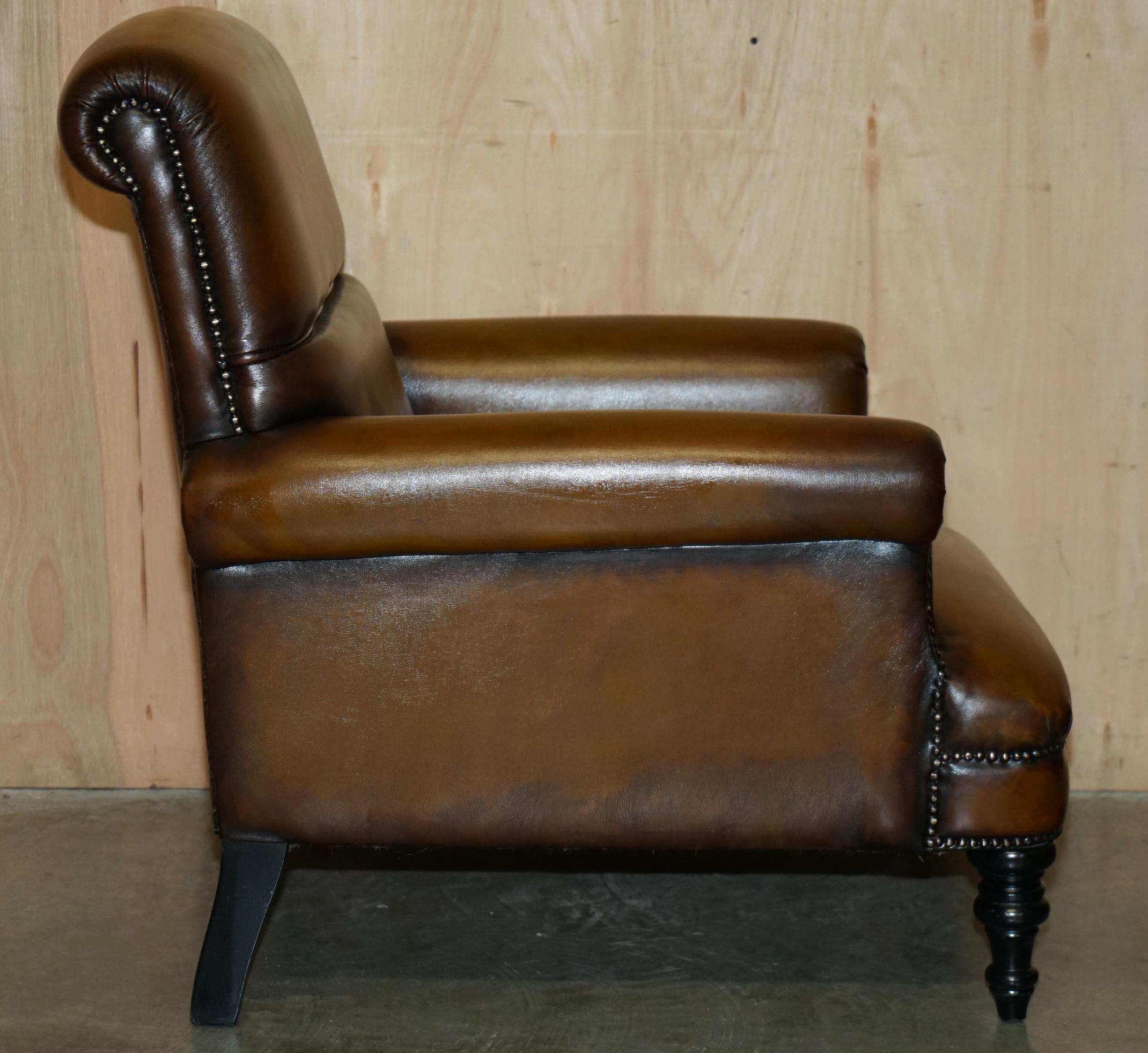 Paire de fauteuils de club confortables en cuir brun de cigarier restauré à dossier roulé en vente 4