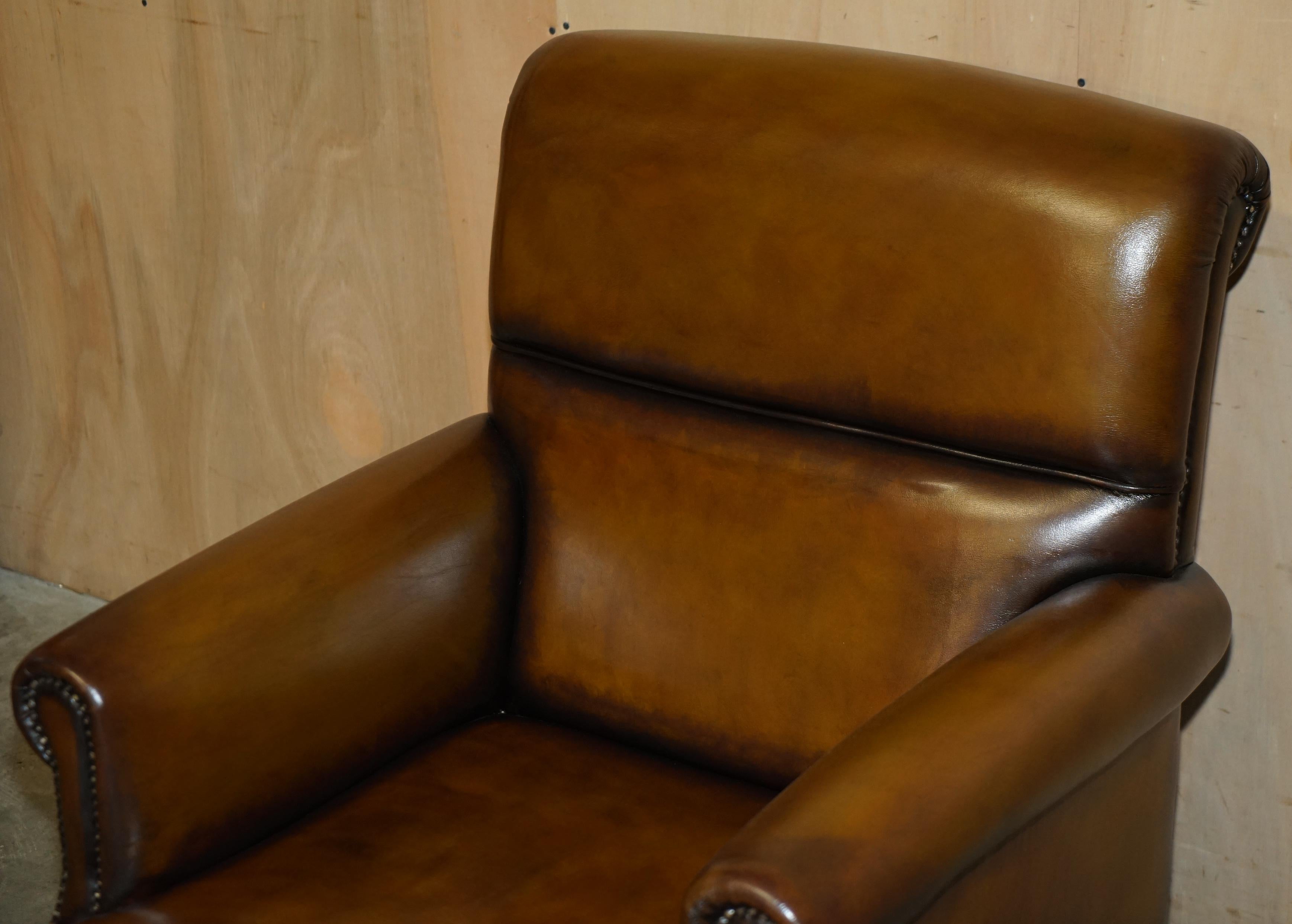 Paire de fauteuils de club confortables en cuir brun de cigarier restauré à dossier roulé en vente 9