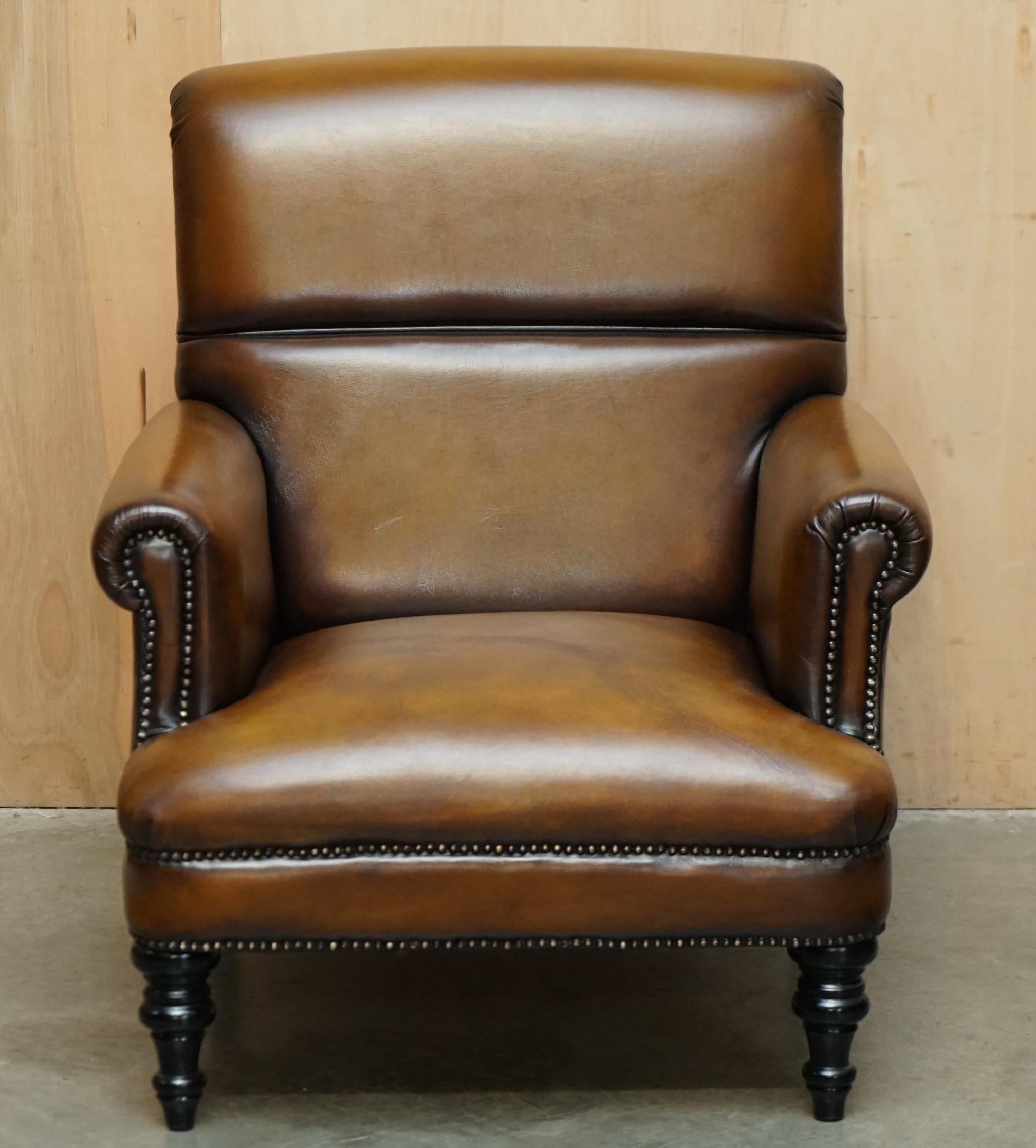 Art déco Paire de fauteuils de club confortables en cuir brun de cigarier restauré à dossier roulé en vente