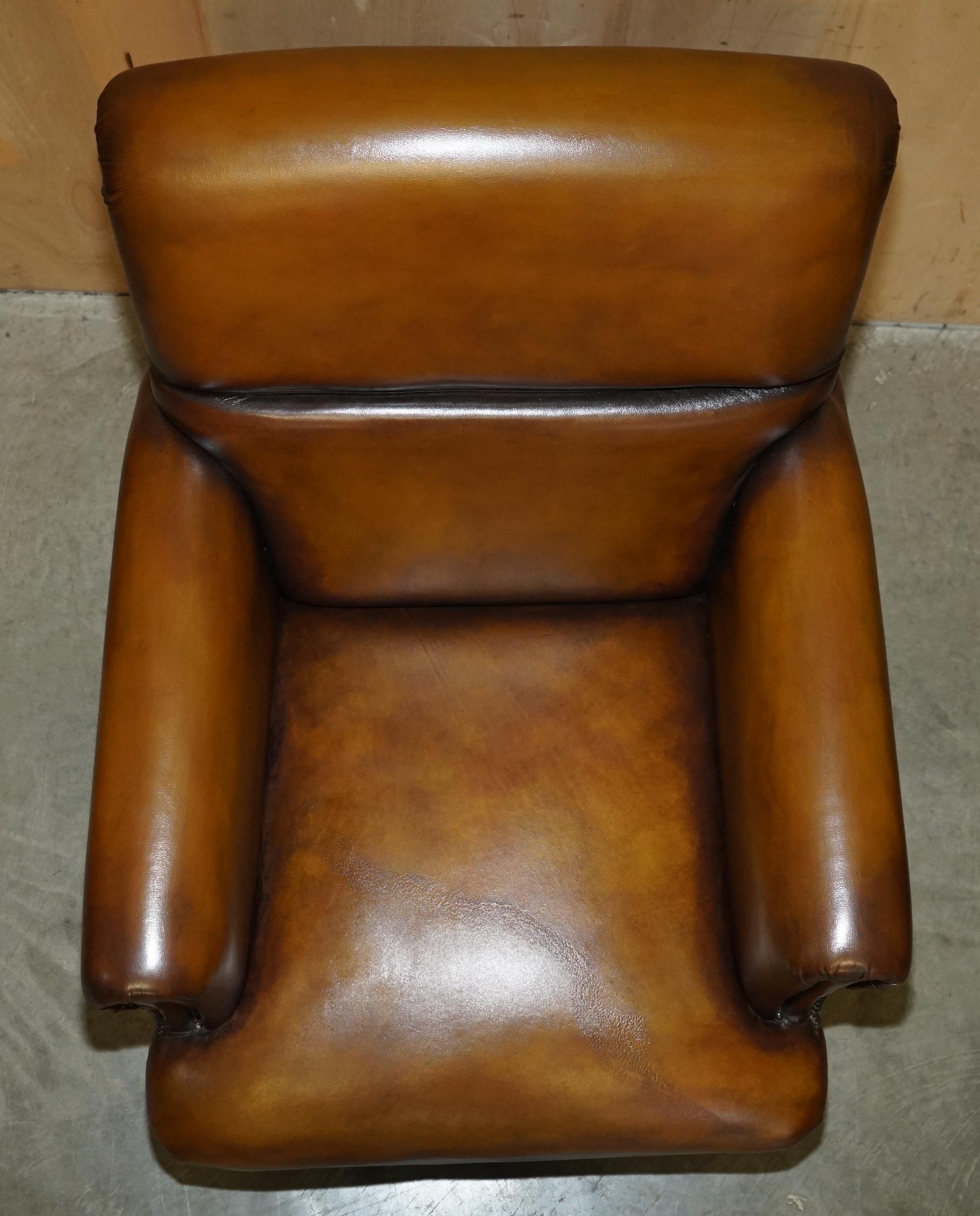 Fait main Paire de fauteuils de club confortables en cuir brun de cigarier restauré à dossier roulé en vente