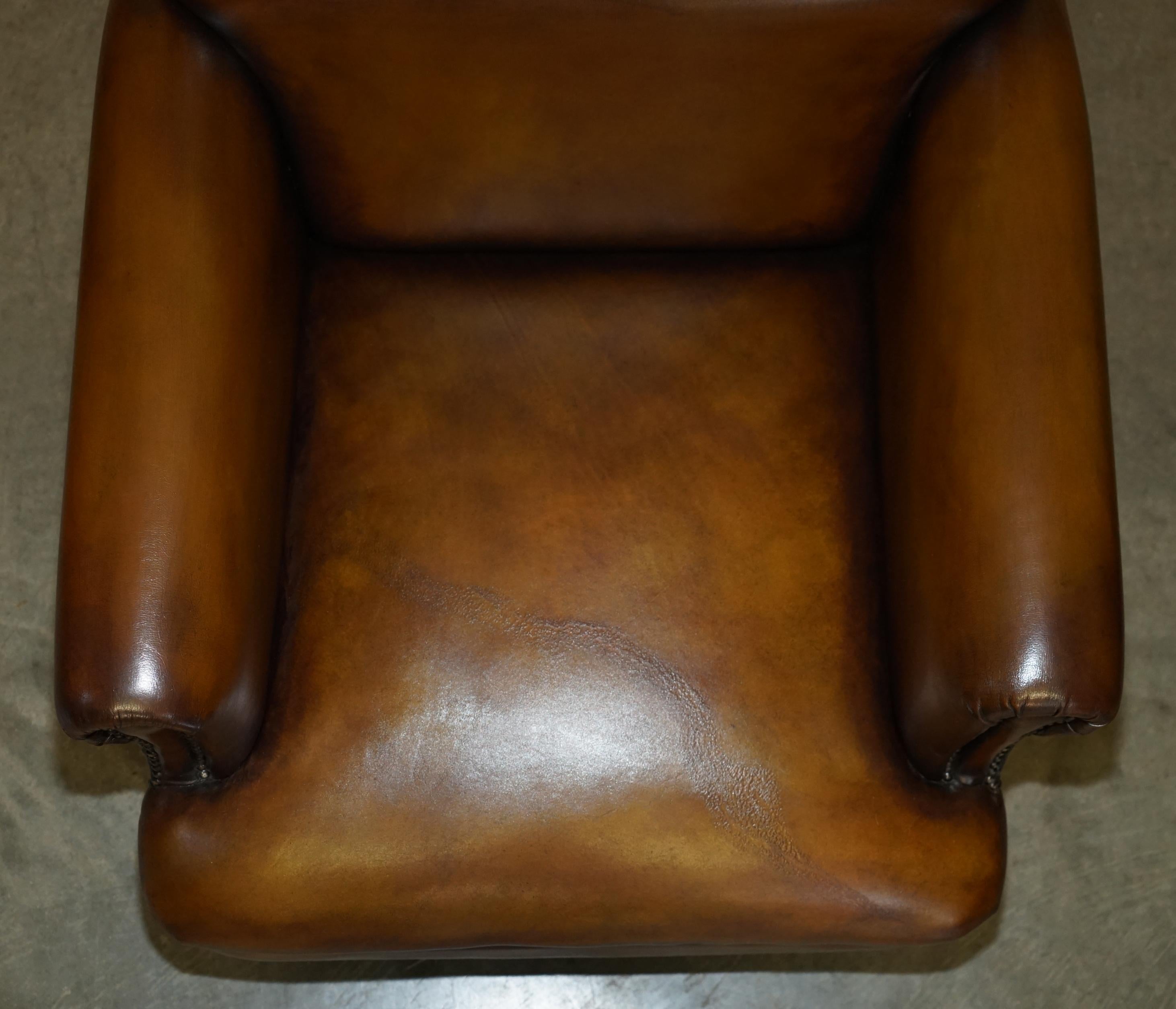 Paire de fauteuils de club confortables en cuir brun de cigarier restauré à dossier roulé Bon état - En vente à West Sussex, Pulborough