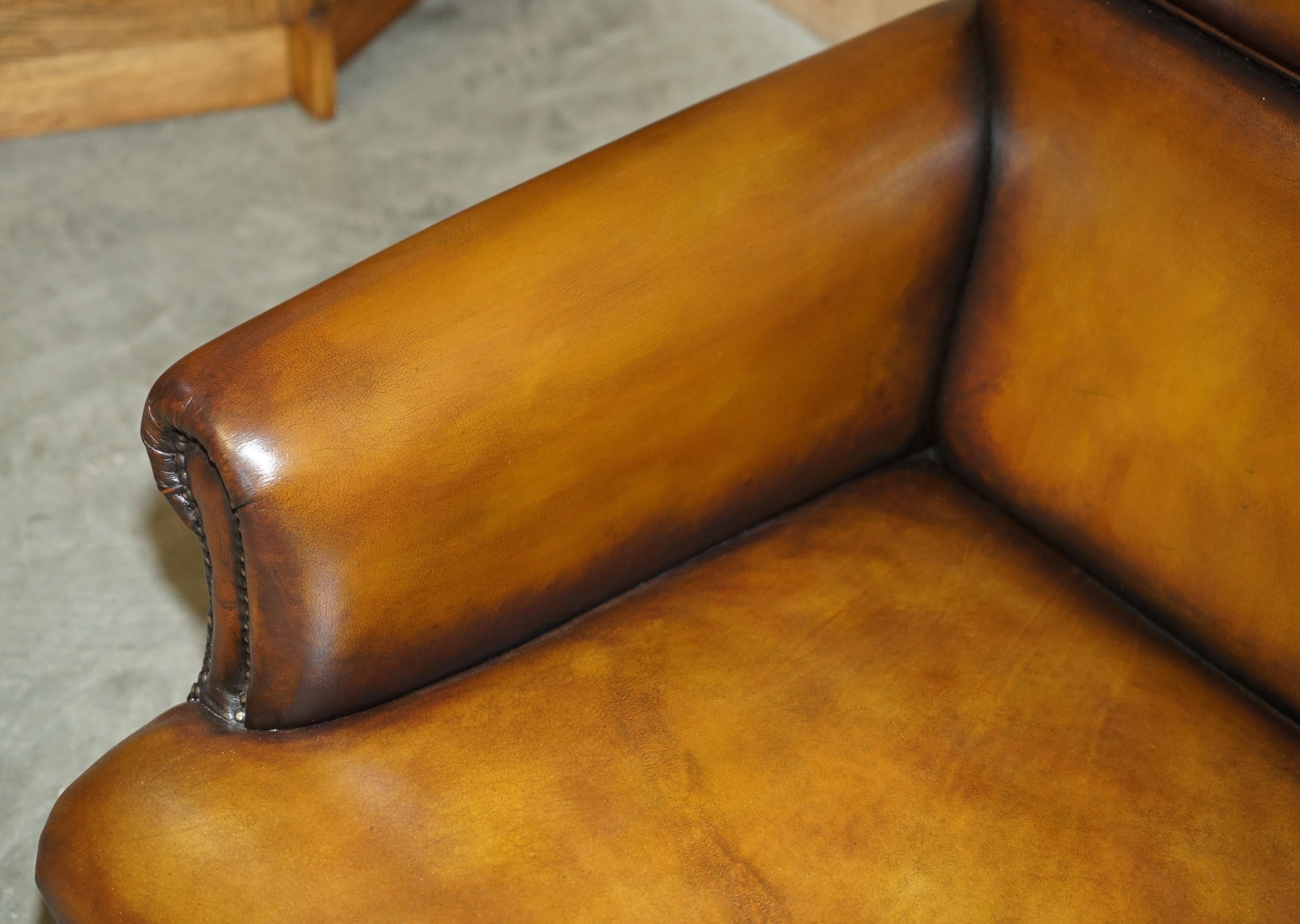 20ième siècle Paire de fauteuils de club confortables en cuir brun de cigarier restauré à dossier roulé en vente