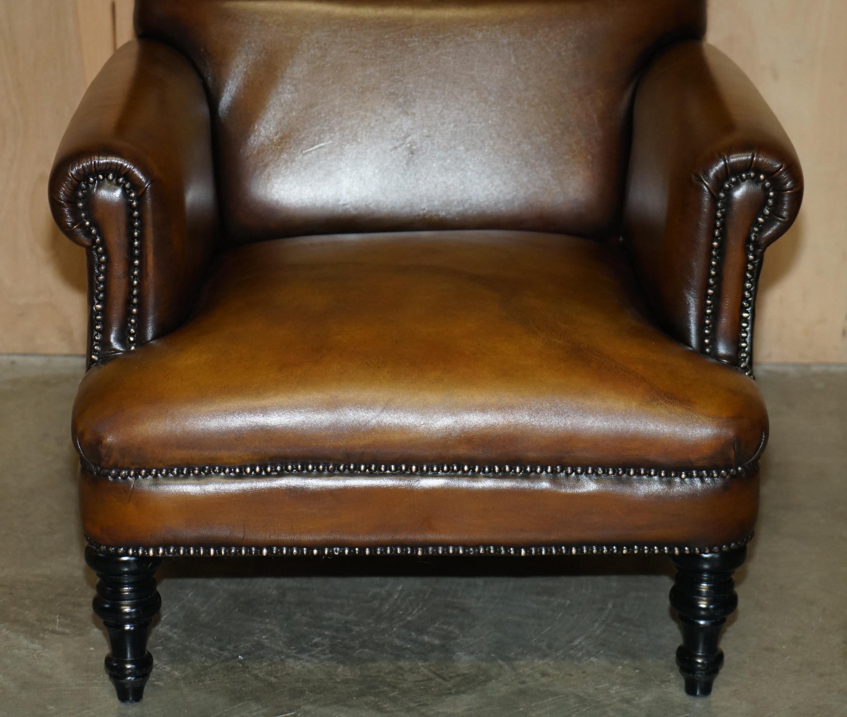 Cuir Paire de fauteuils de club confortables en cuir brun de cigarier restauré à dossier roulé en vente