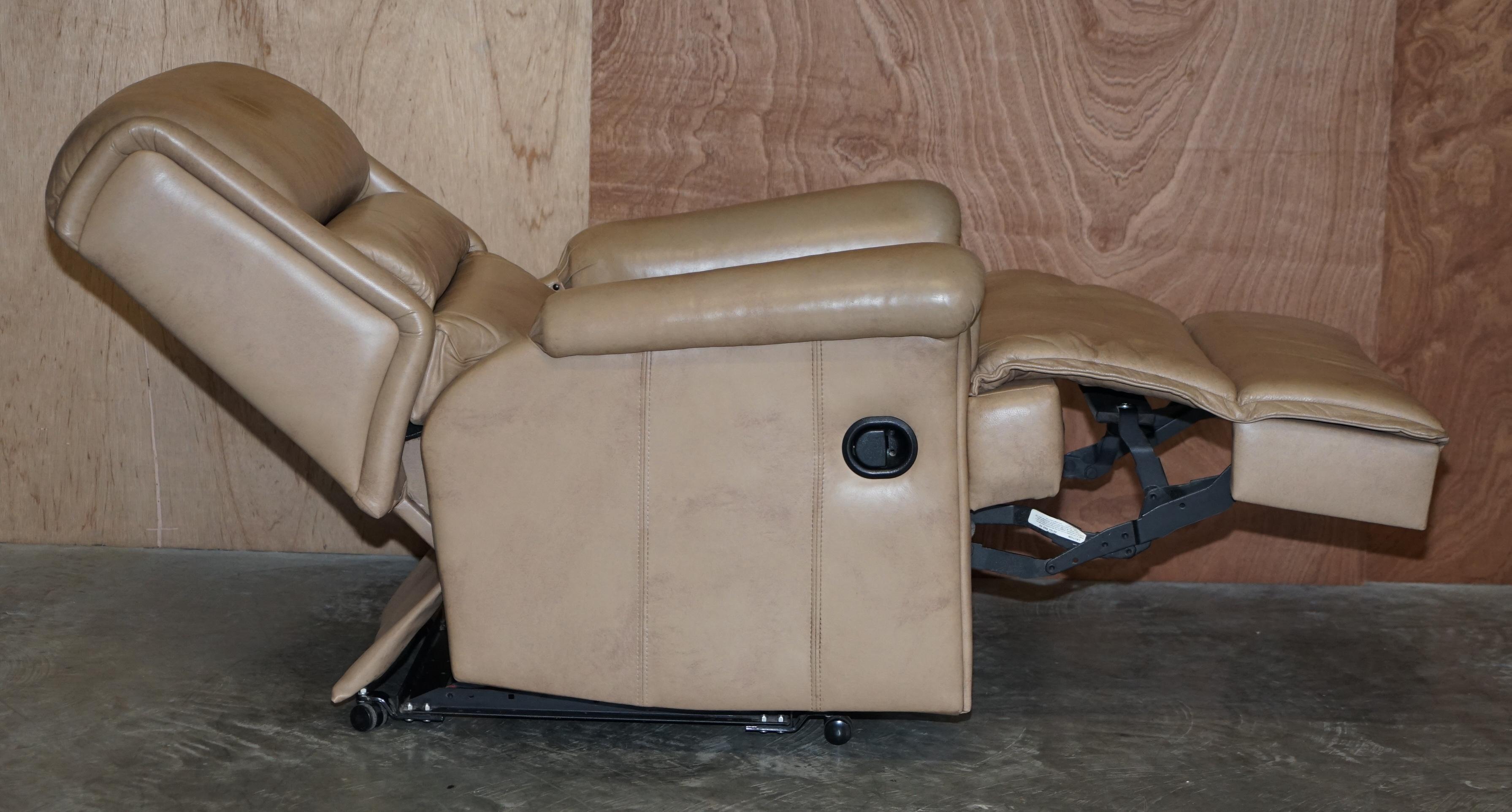 Paire confortable de fauteuils inclinables en cuir Sherborne Nevada en vente 3