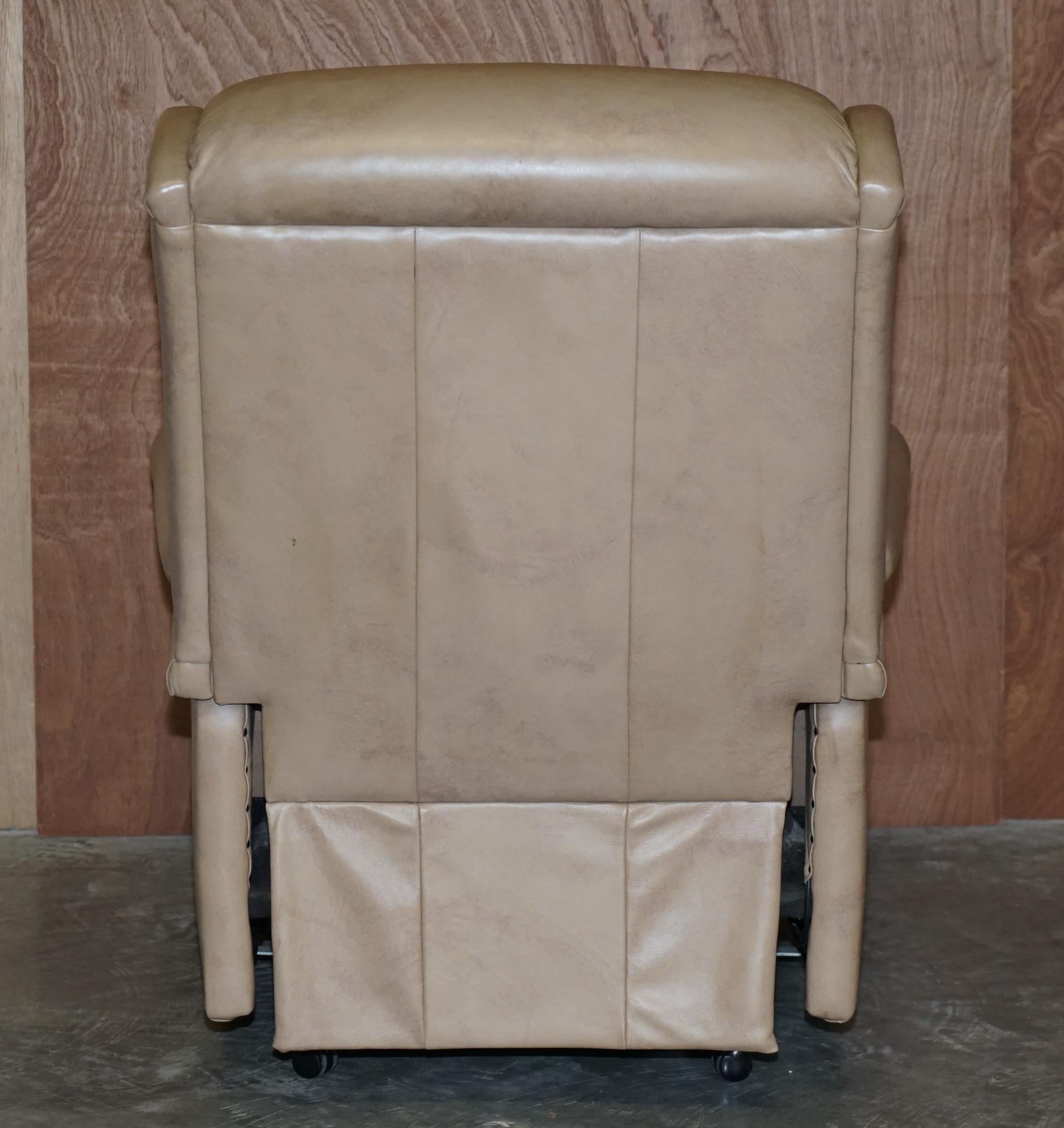 Paire confortable de fauteuils inclinables en cuir Sherborne Nevada en vente 5