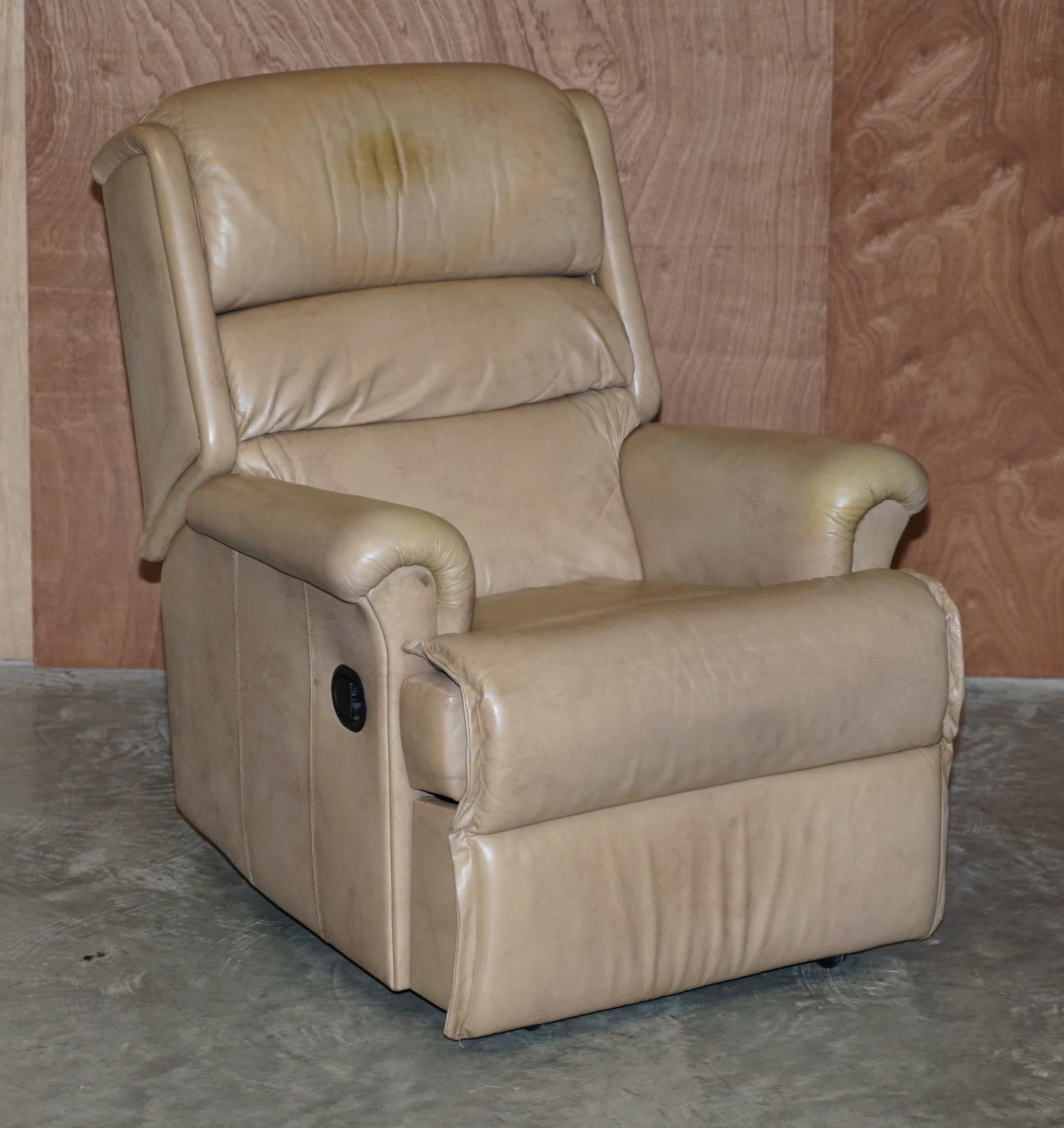 Paire confortable de fauteuils inclinables en cuir Sherborne Nevada en vente 8